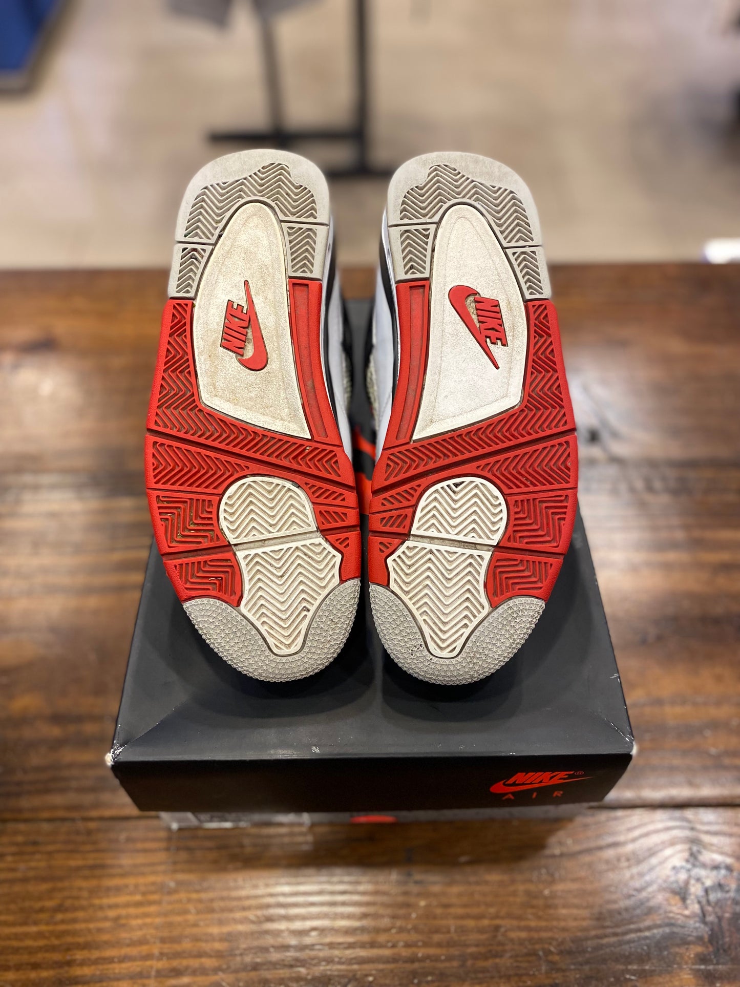 Jordan 4 Retro Fire Red PRE-OWNED