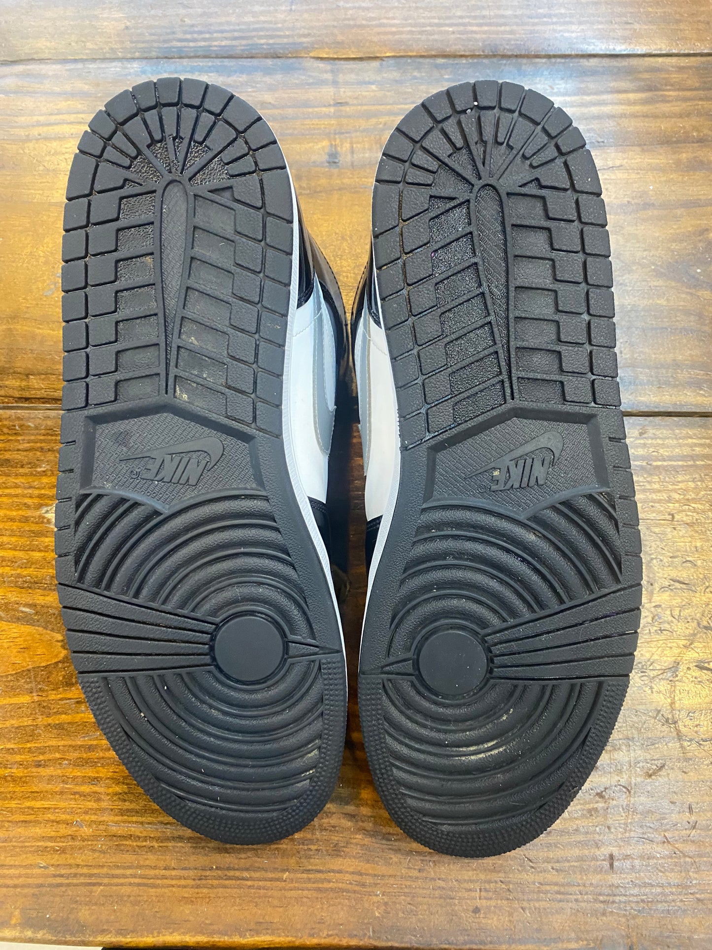 Jordan 1 Mid SE Black White Metallic Silver PRE OWNED