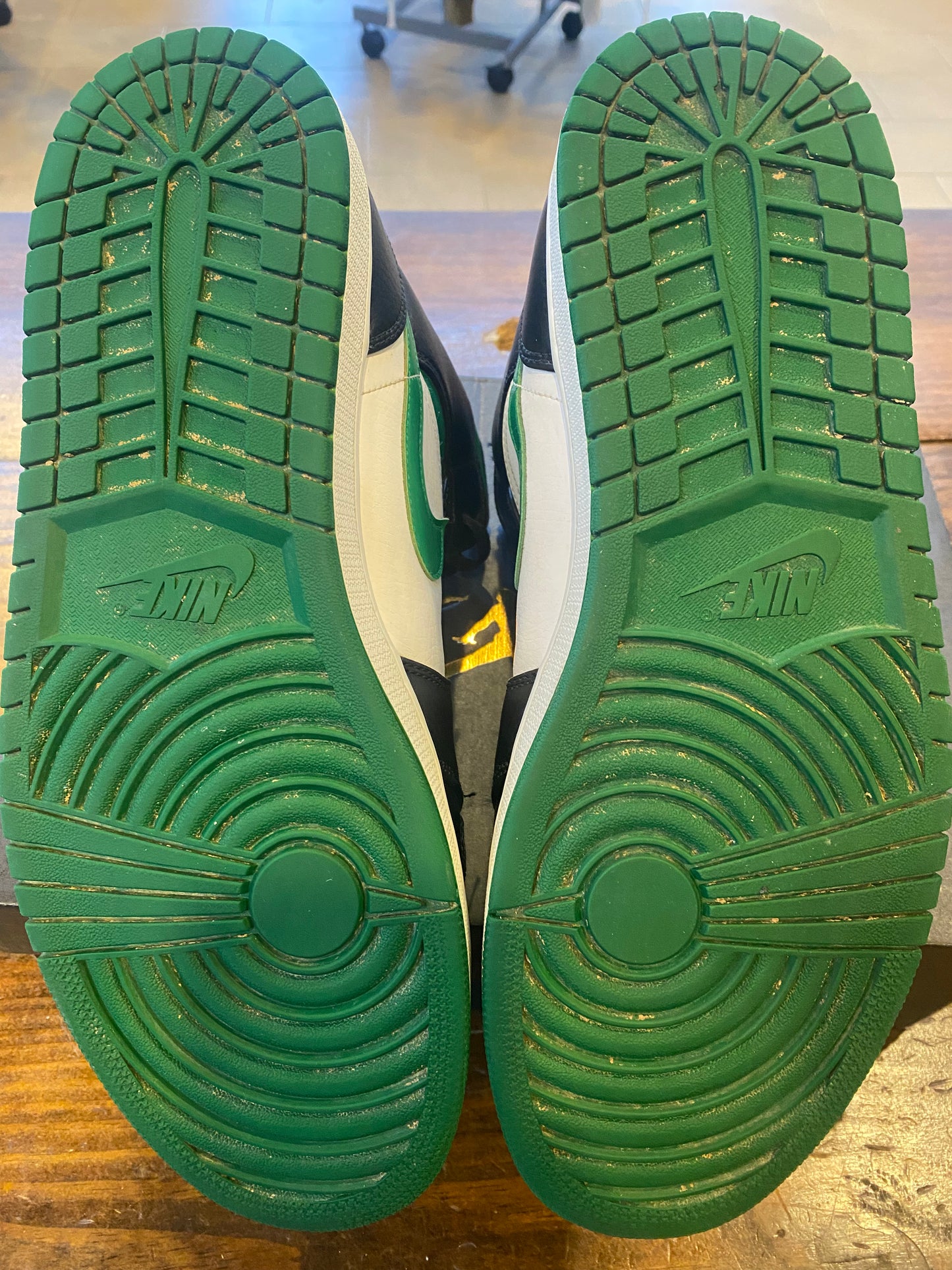 Jordan 1 Mid Pine Green PRE OWNED