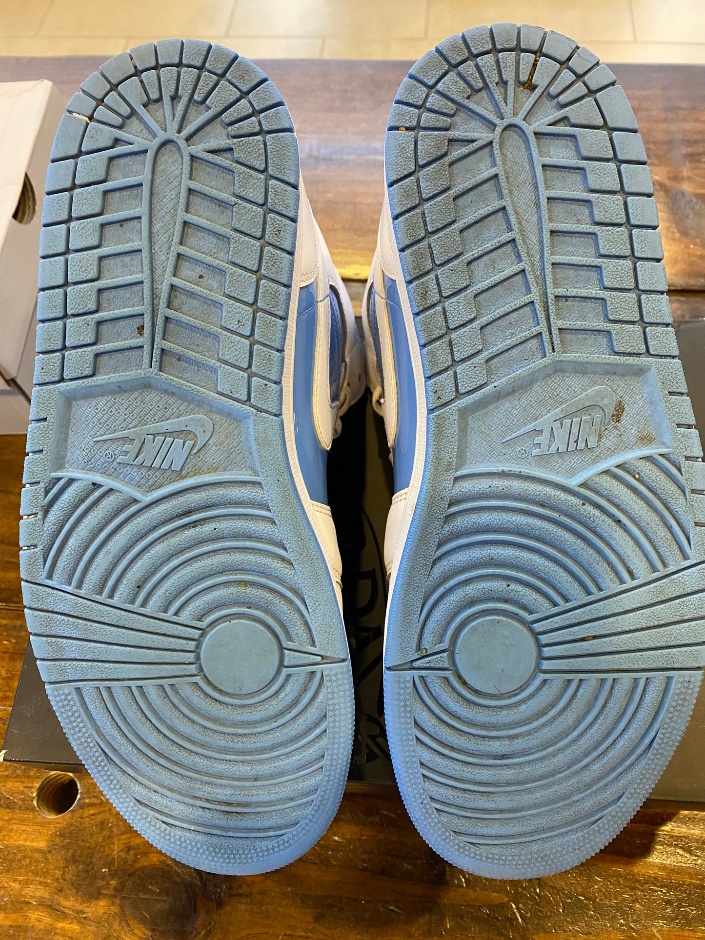 Jordan 1 Mid Legend Blue PRE OWNED