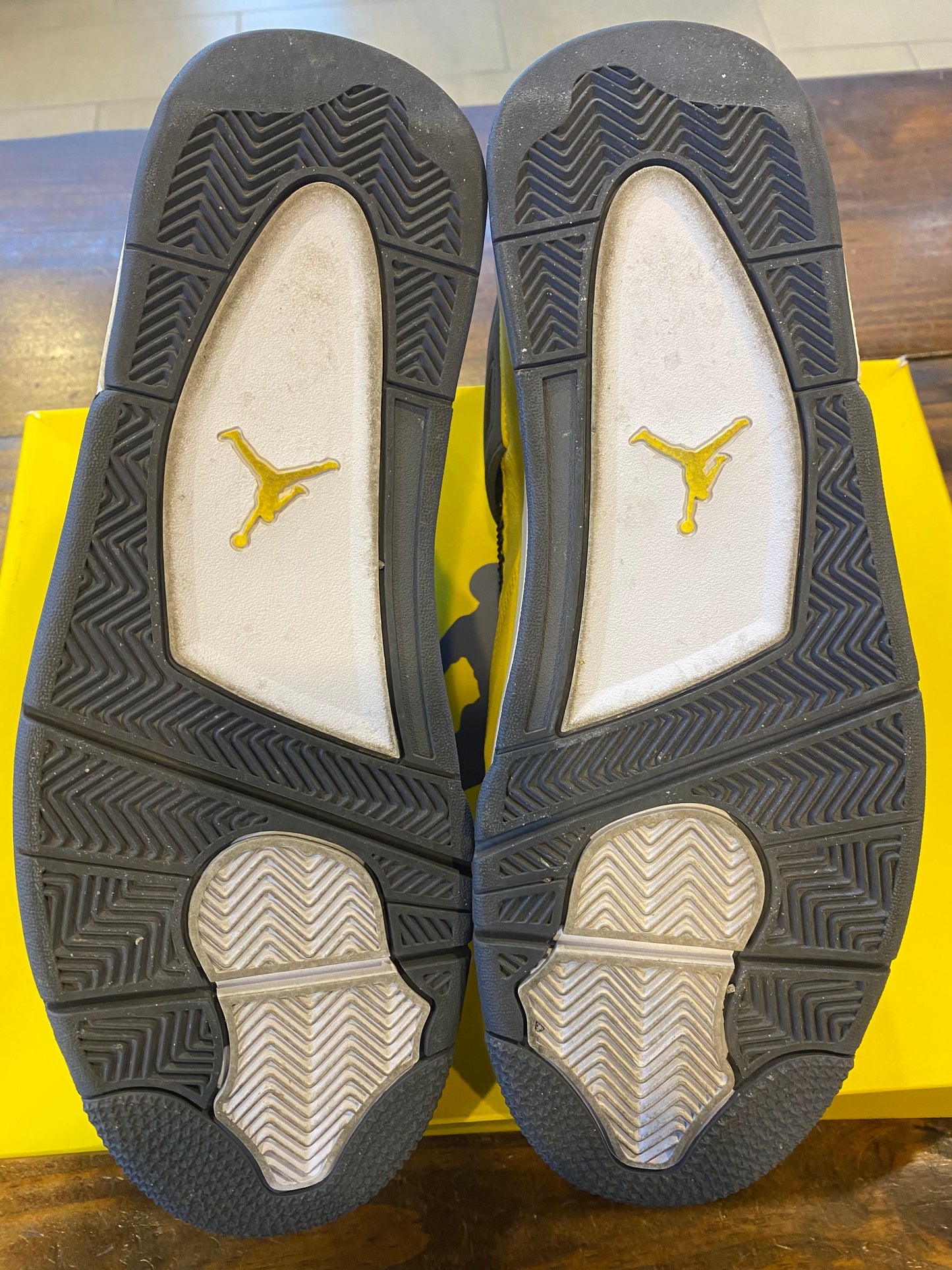 Jordan 4 Retro Lightning 2021 PRE OWNED