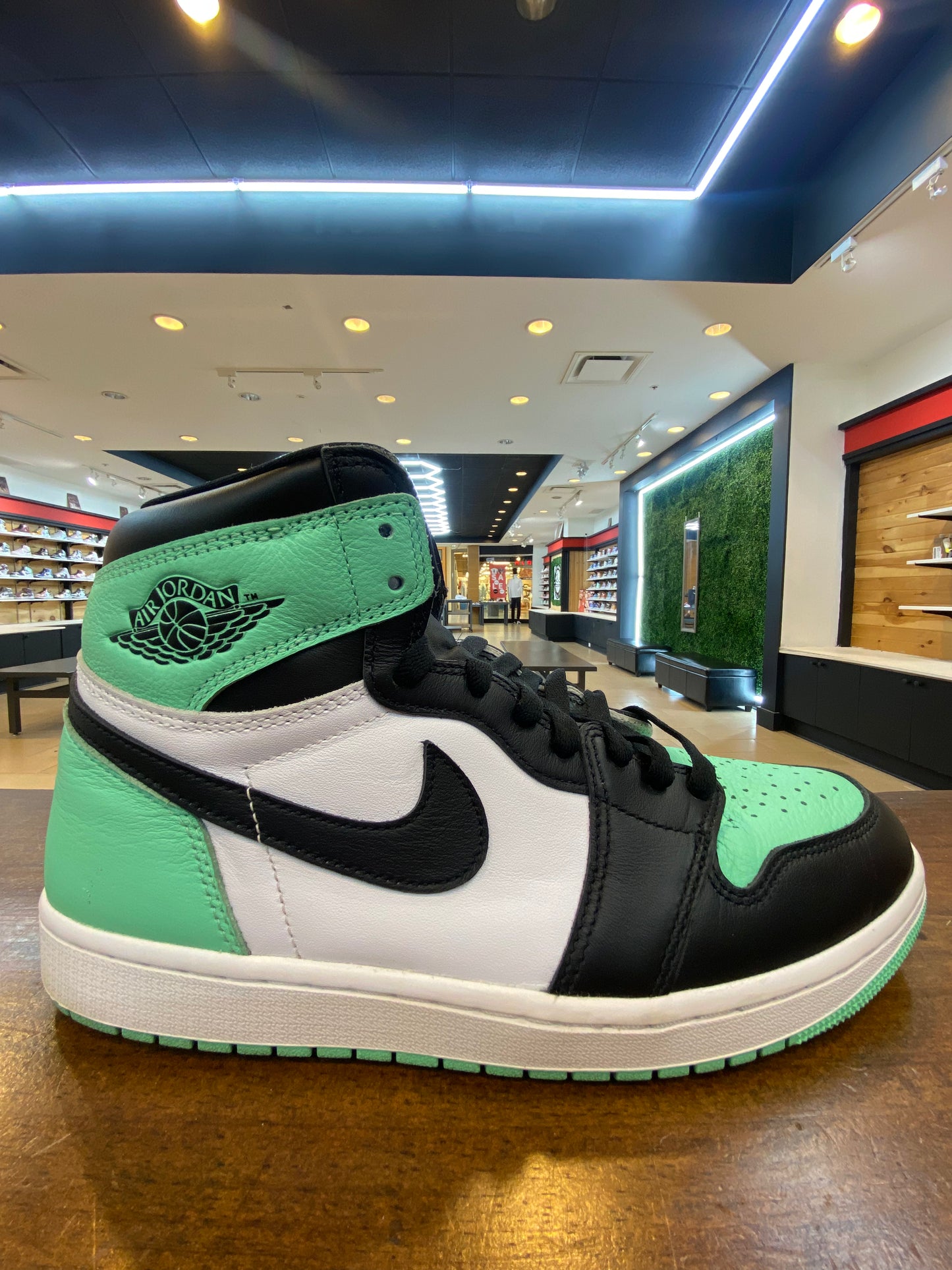 Jordan 1 Retro High OG Green Glow PRE-OWNED