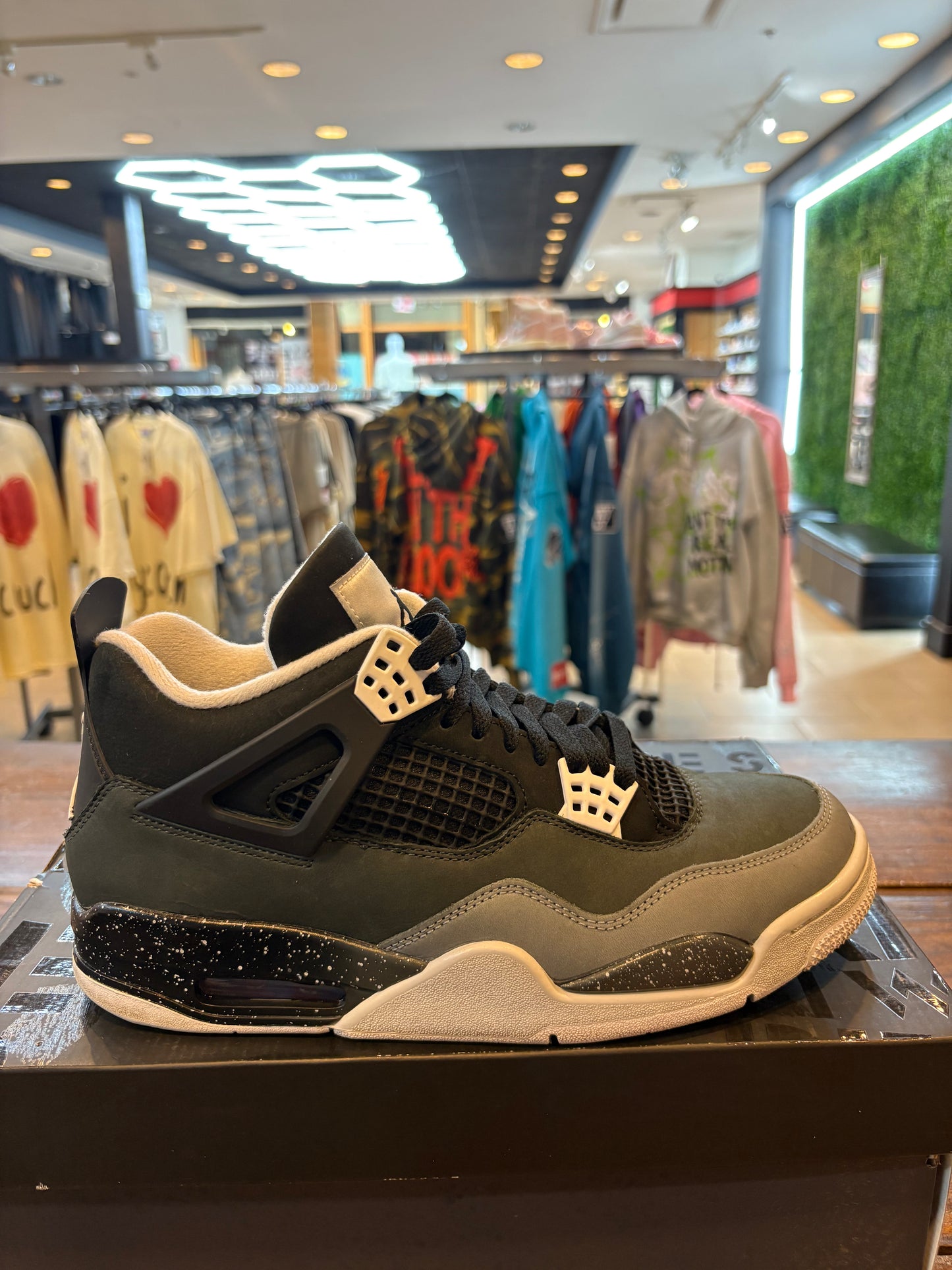 JORDAN 4 RETRO FEAR 2024 preowned
