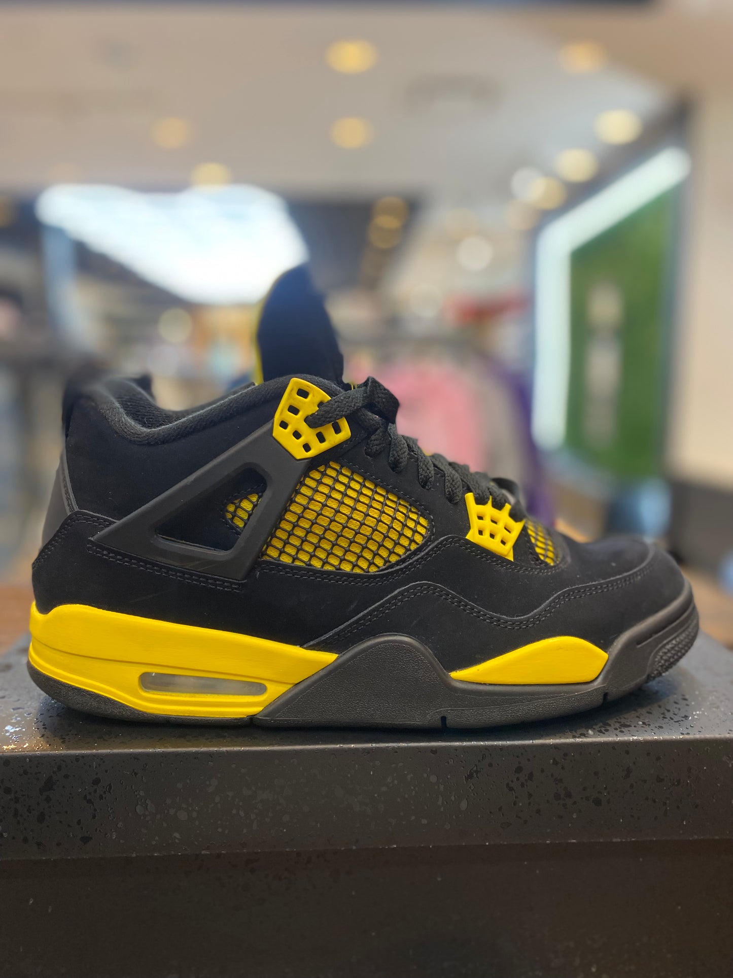 Air Jordan 4 Retro Thunder PRE-OWNED
