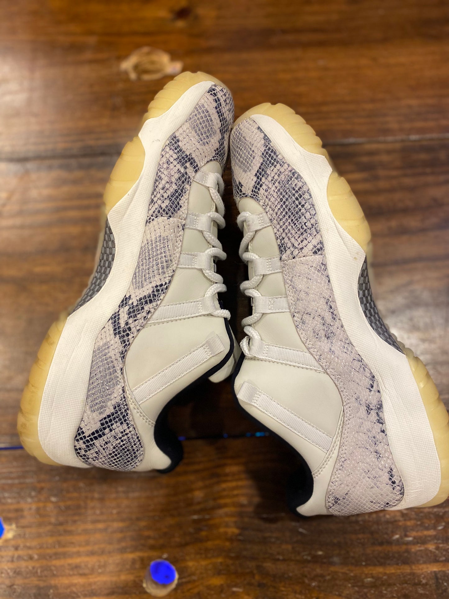 AIR JORDAN 11 RETRO LOW LIGHT BONE SNAKESKIN PRE-OWNED