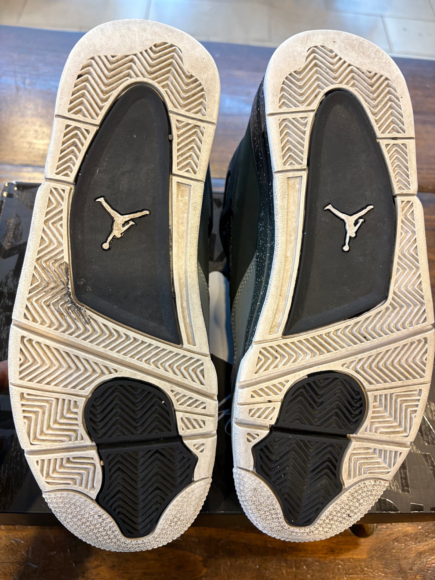 JORDAN 4 RETRO FEAR 2024 preowned