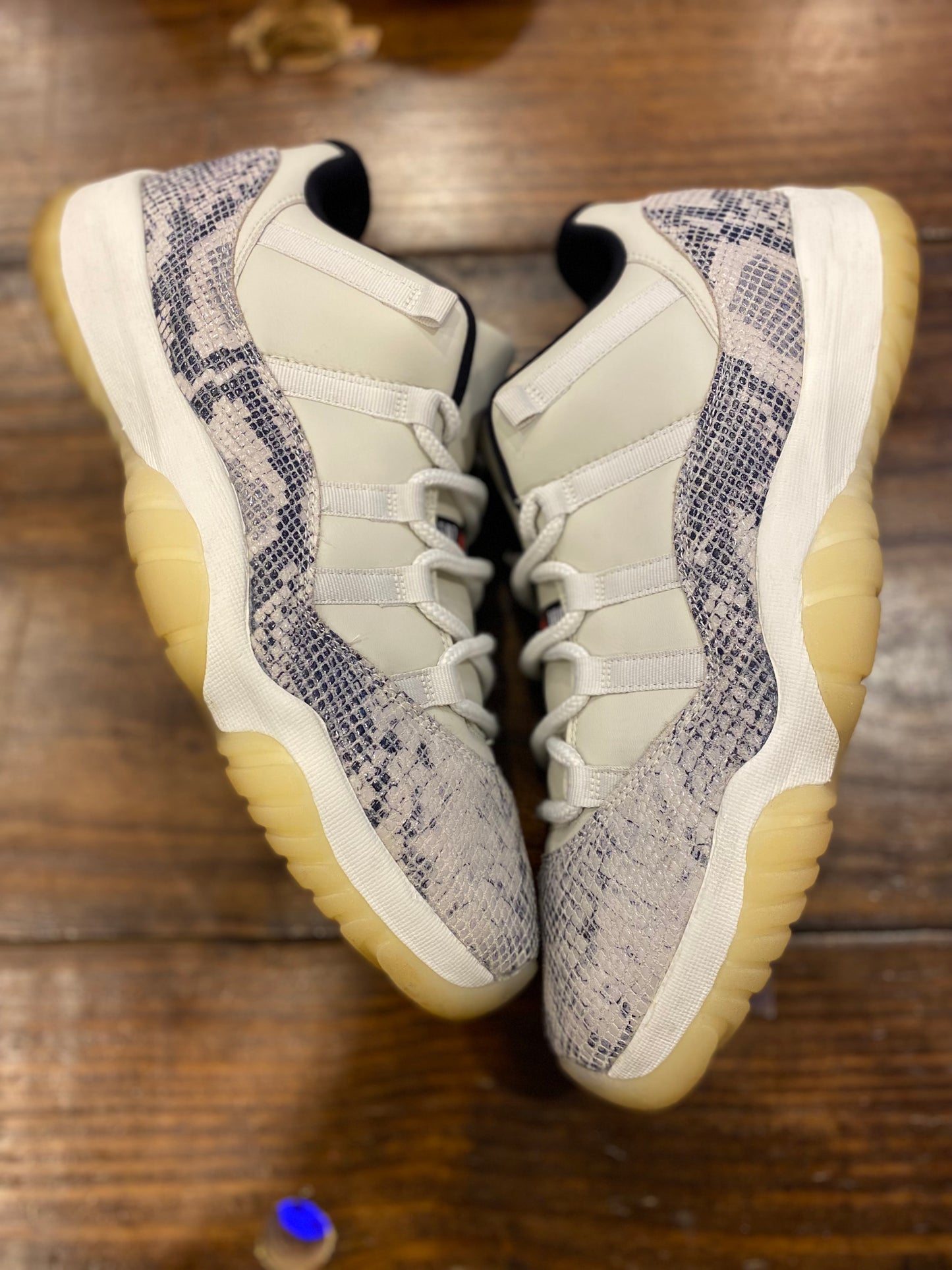 AIR JORDAN 11 RETRO LOW LIGHT BONE SNAKESKIN PRE-OWNED