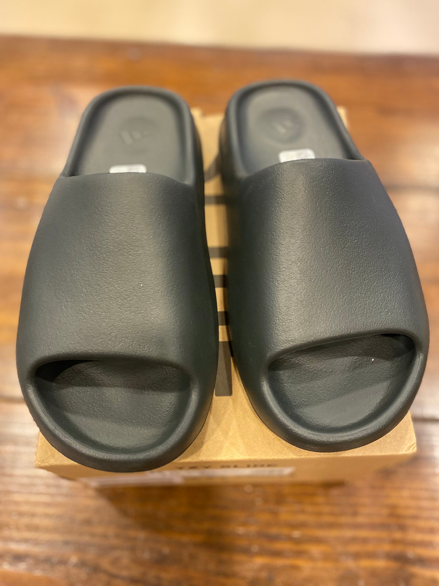 Yeezy Slides Dark Onyx PRE-OWNED