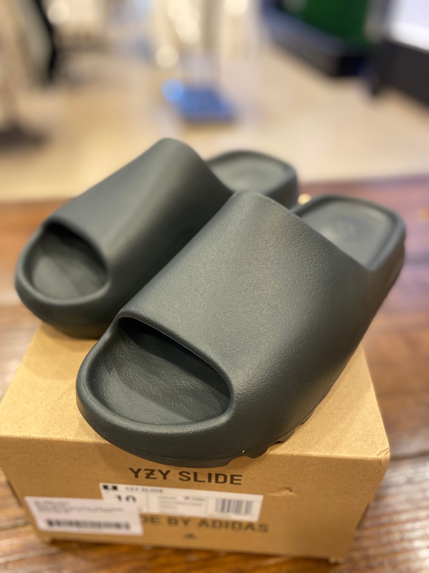 Yeezy Slides Dark Onyx PRE-OWNED