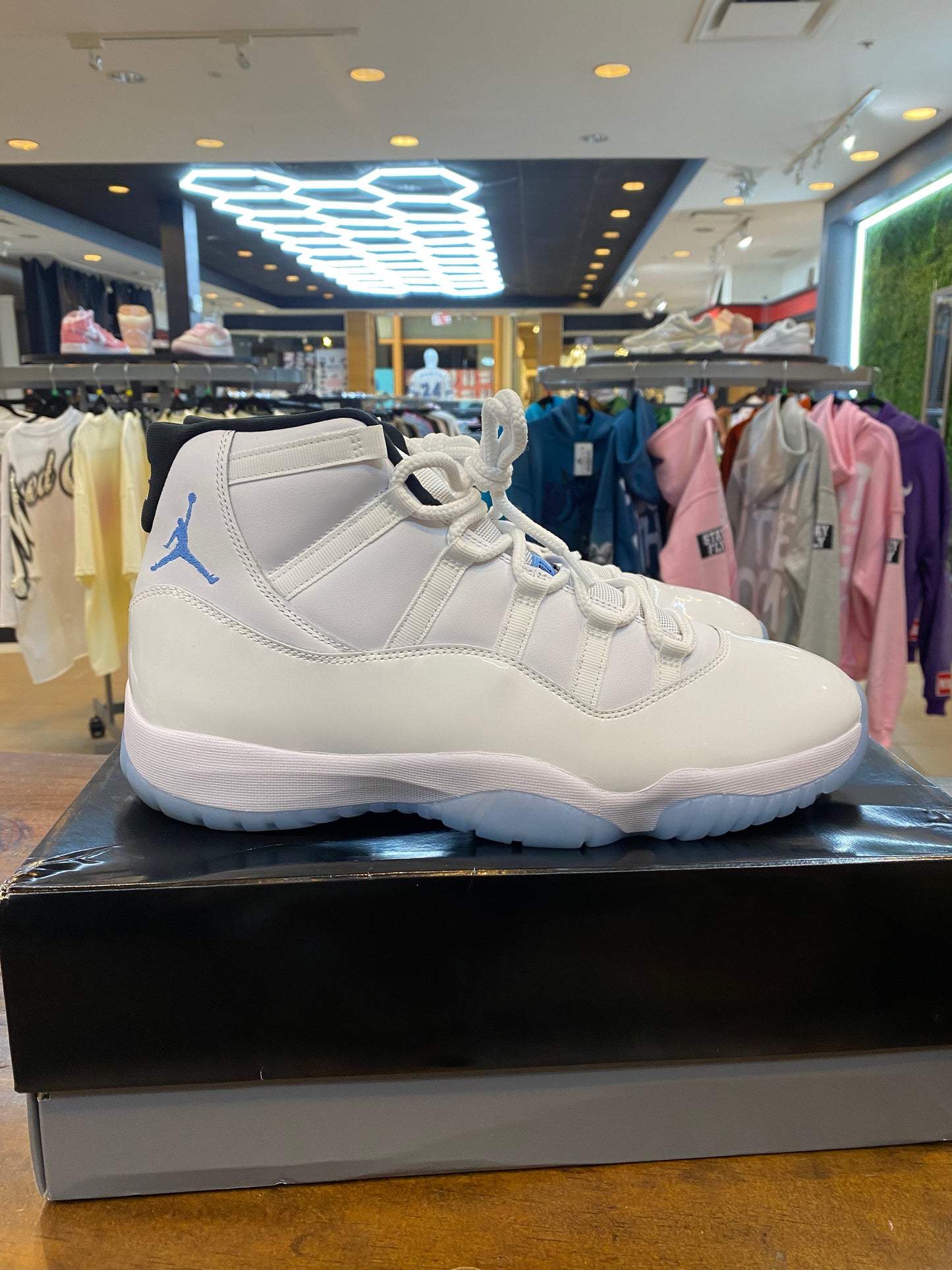 Jordan 11 Retro Columbia Legend Blue 2024 PRE OWNED