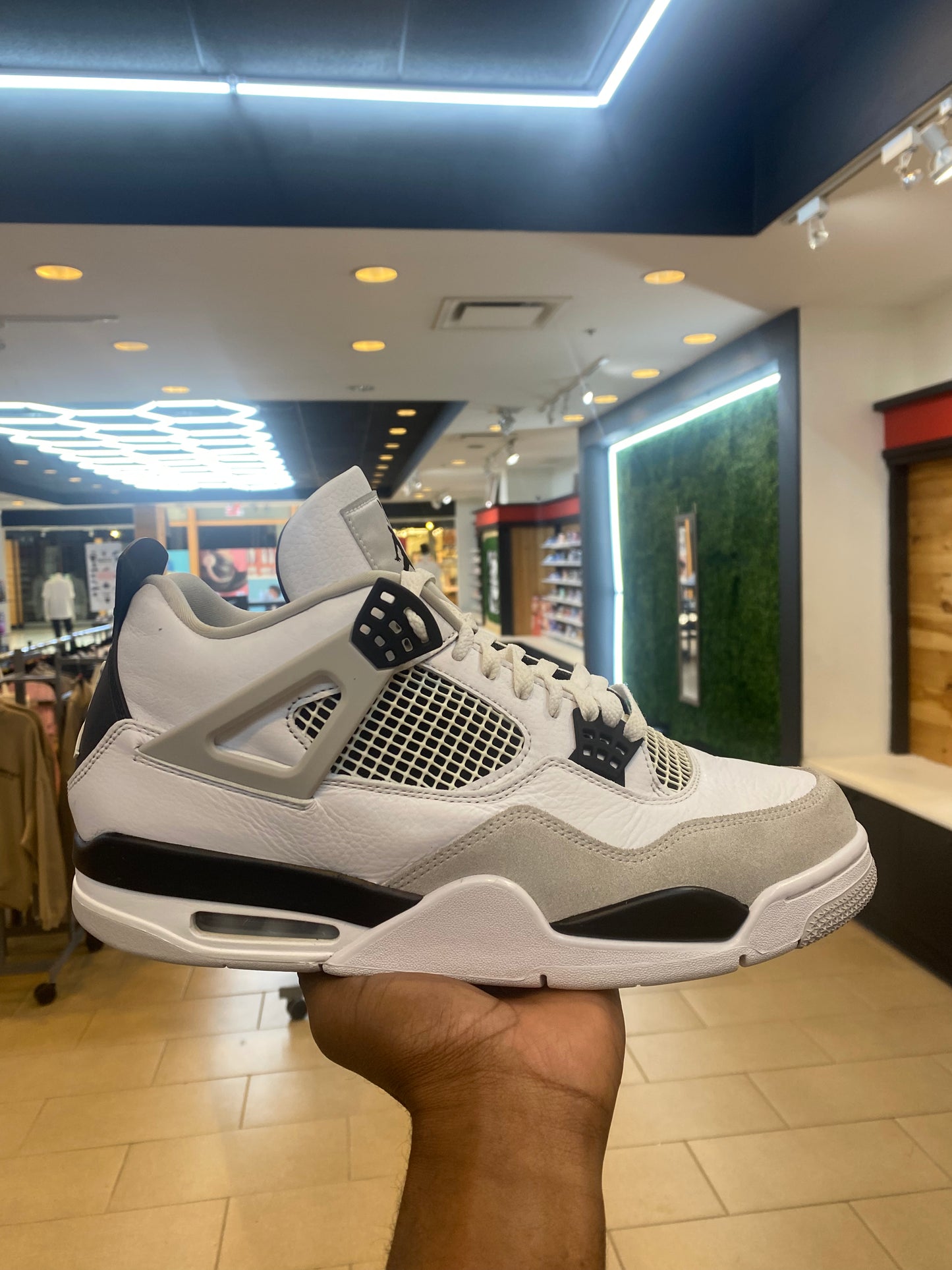 Jordan 4 Retro Military Black PRE OWNED