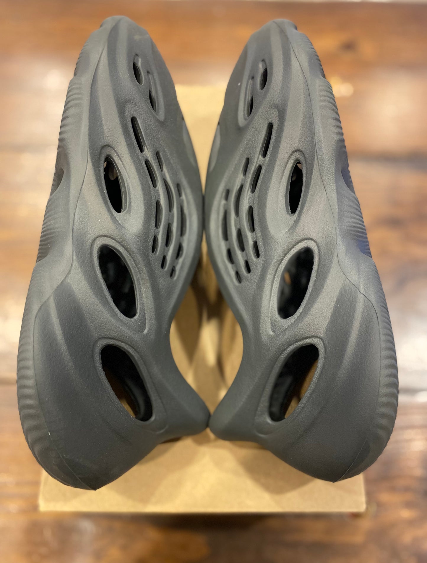 YEEZY FOAM RUNNER CARBON PRE-OWNED