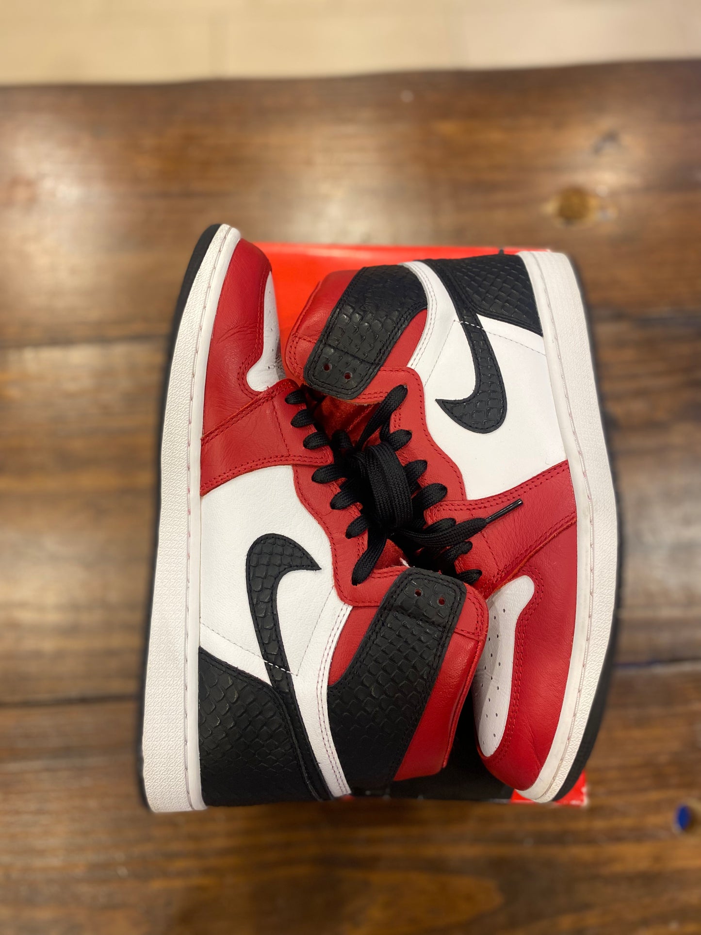 Wmns Air Jordan 1 Retro High OG Satin Red PRE-OWNED