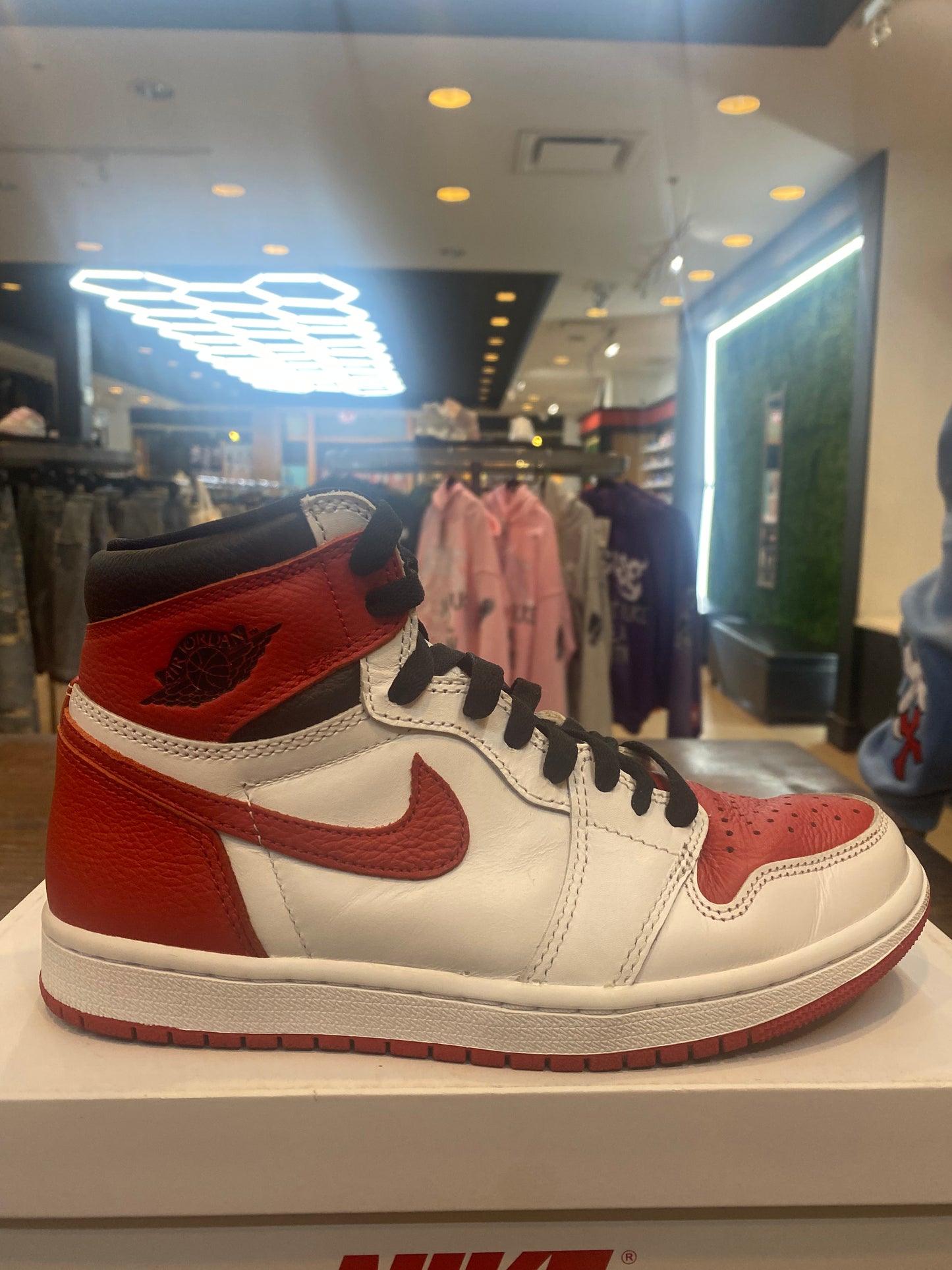 Jordan 1 Retro High OG Heritage PRE OWNED