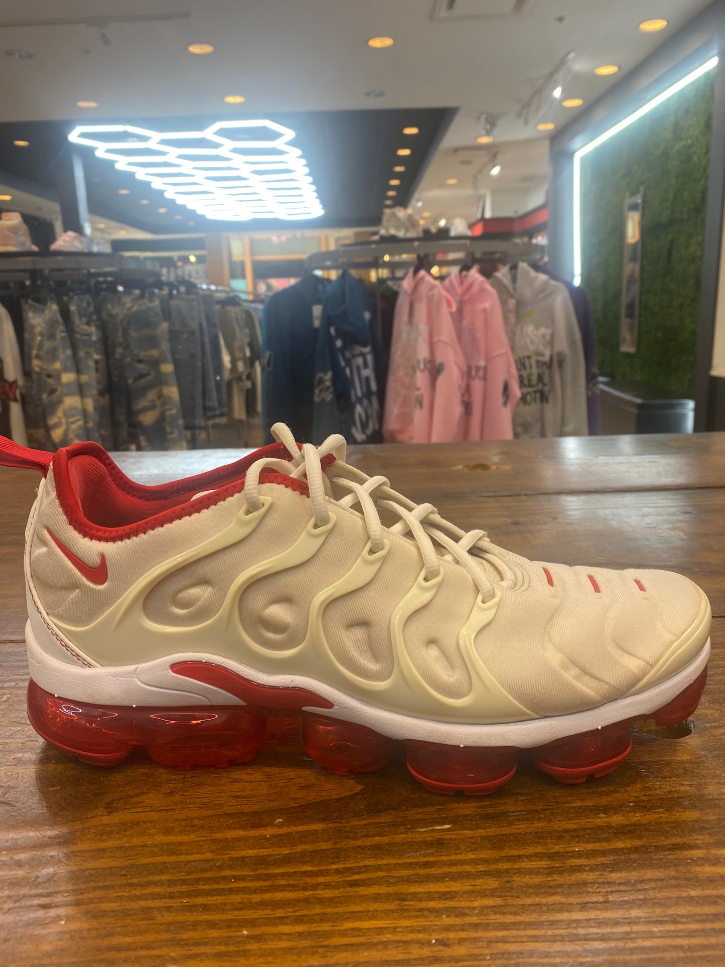 Air Vapor Max Plus White University Red PRE OWNED