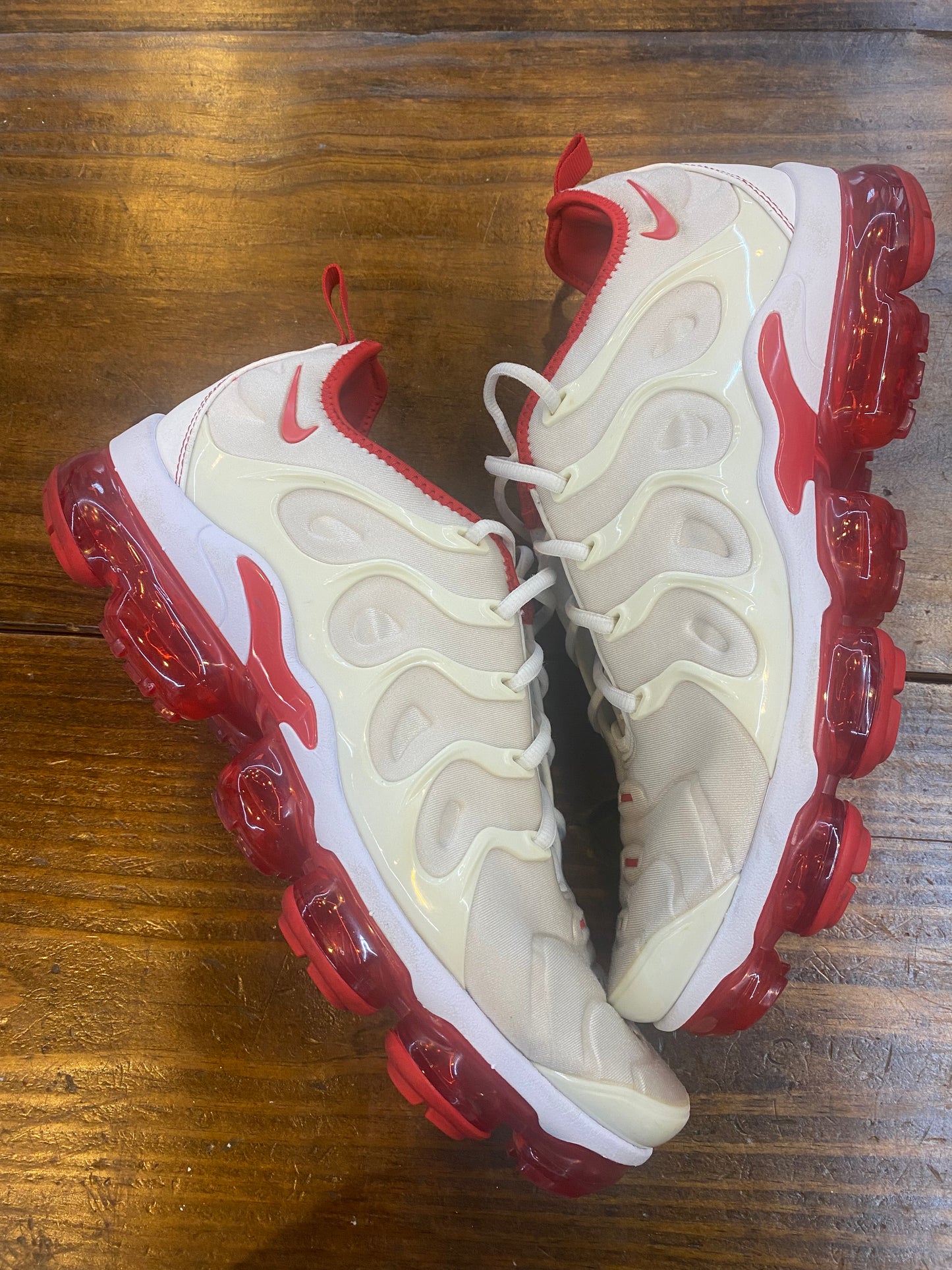 Air Vapor Max Plus White University Red PRE OWNED