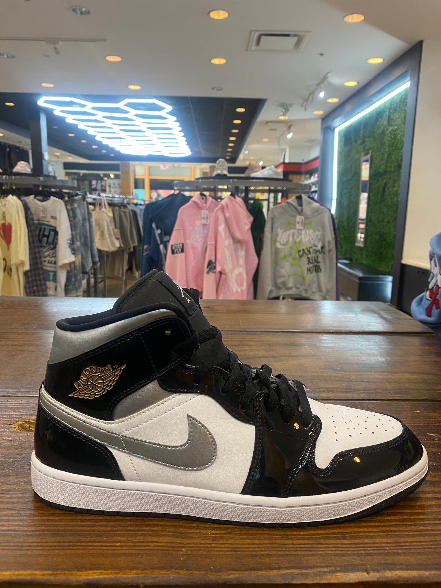 Jordan 1 Mid SE Black White Metallic Silver PRE OWNED