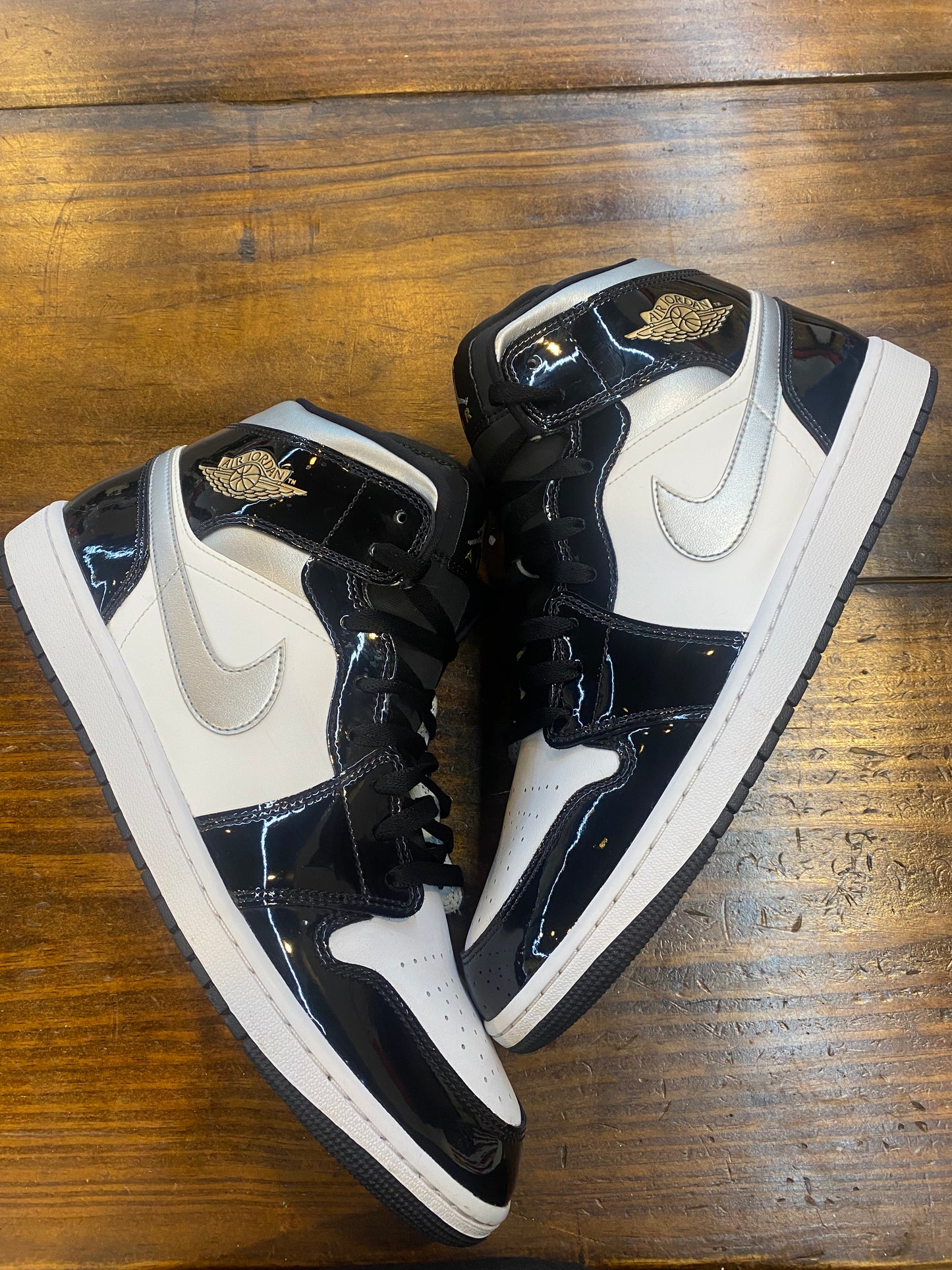 Jordan 1 Mid SE Black White Metallic Silver PRE OWNED