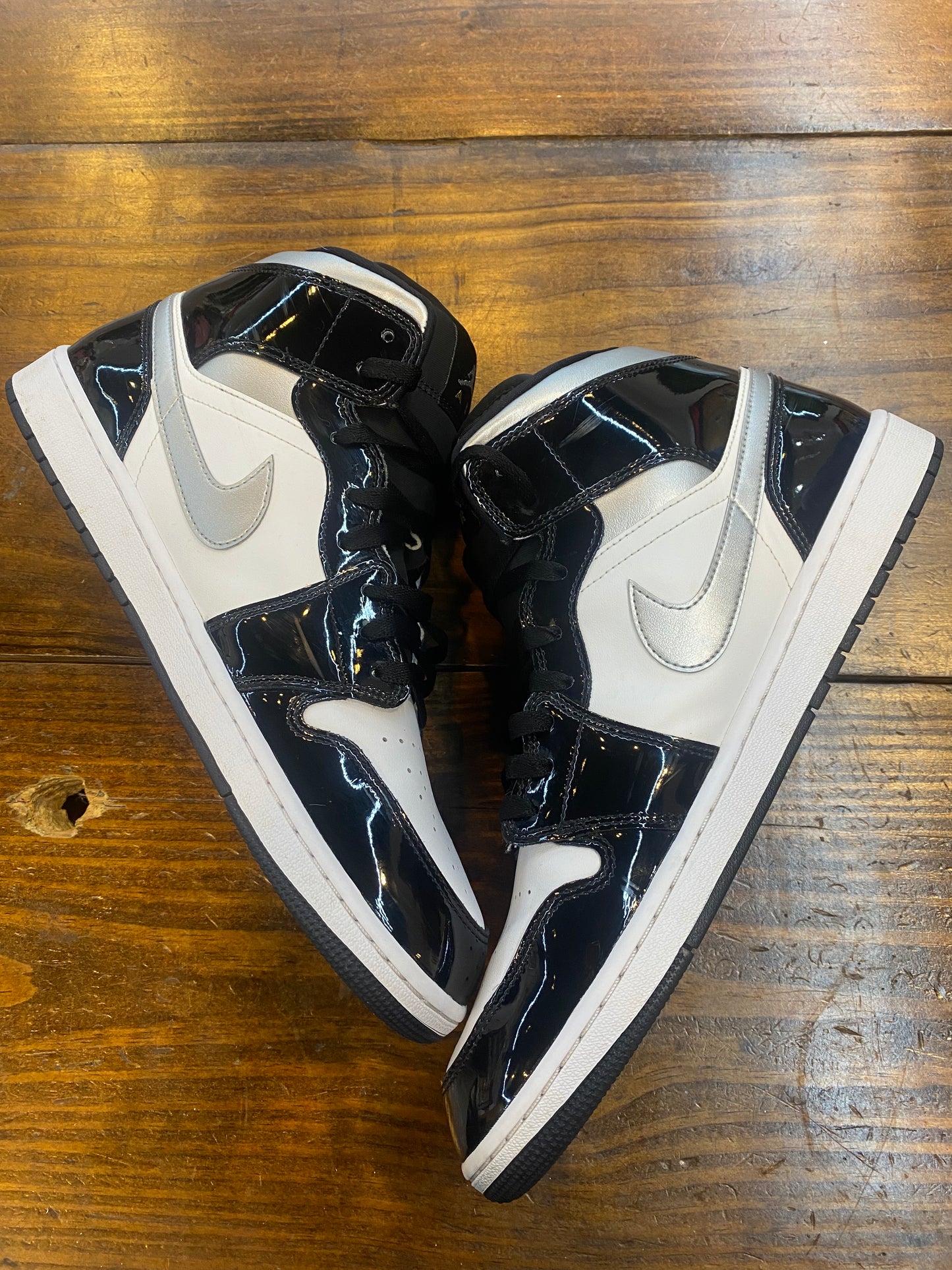 Jordan 1 Mid SE Black White Metallic Silver PRE OWNED