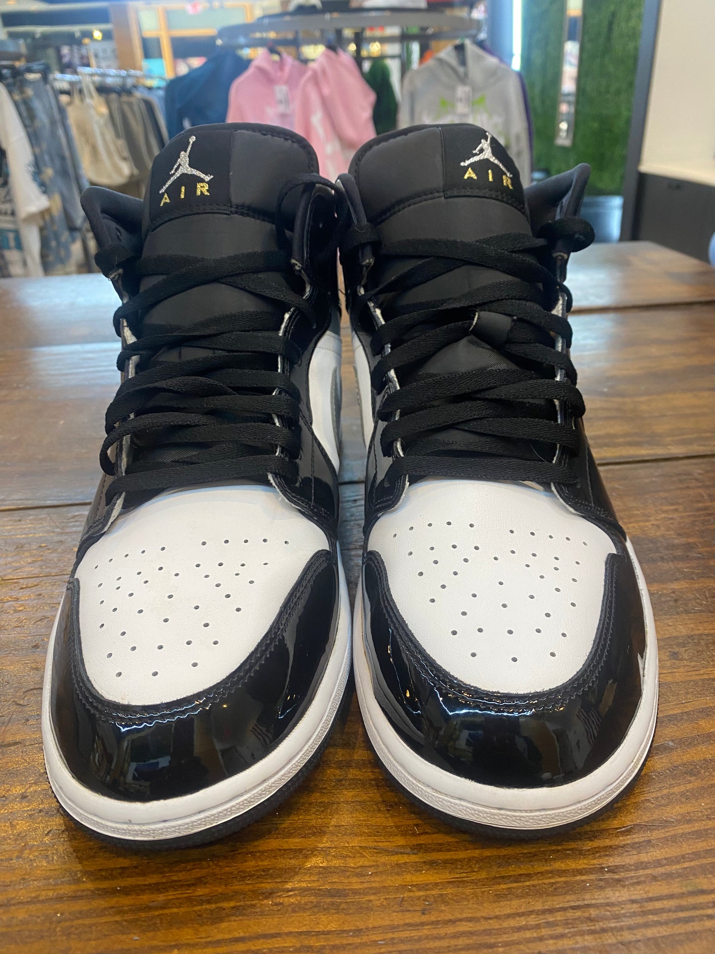 Jordan 1 Mid SE Black White Metallic Silver PRE OWNED