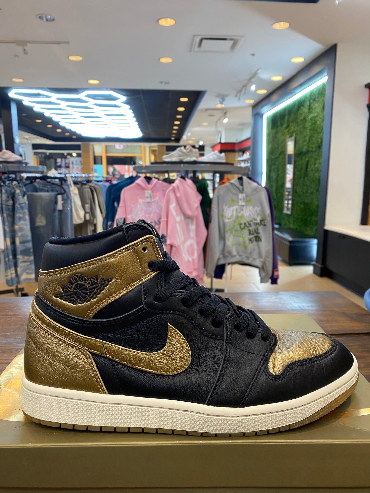 Jordan 1 Retro High OG Black Gold PRE OWNED