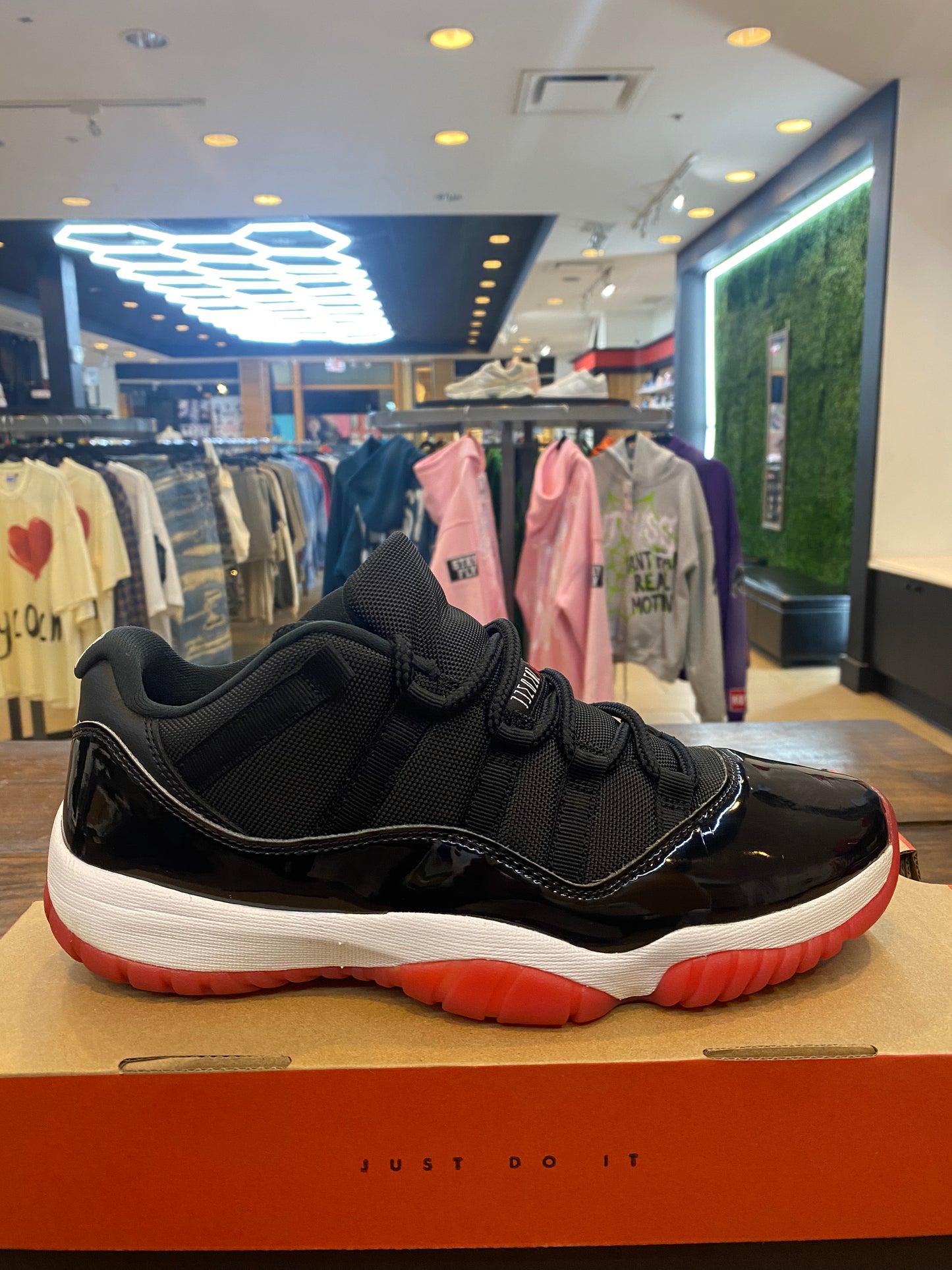 Jordan 11 Retro Low Bred 2025 PRE OWNED
