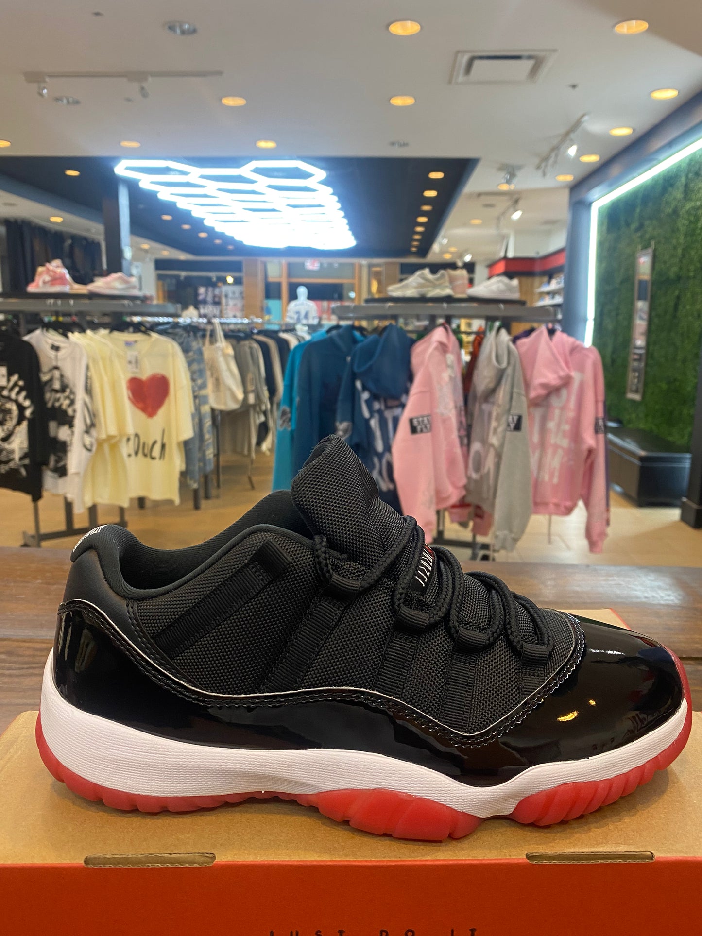 Jordan 11 Retro Low Bred 2025 PRE OWNED