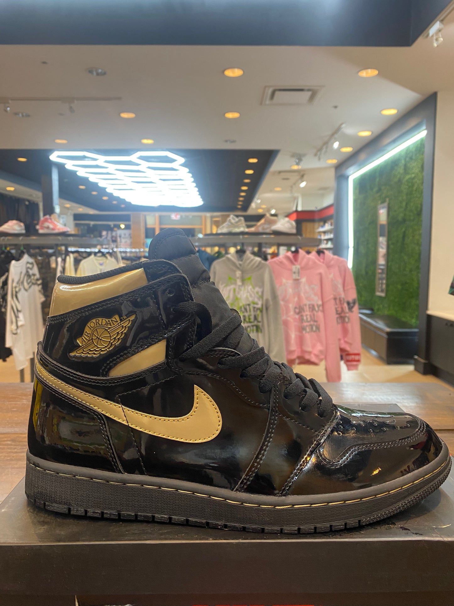 Jordan 1 Retro High OG Black Metallic Gold PRE OWNED