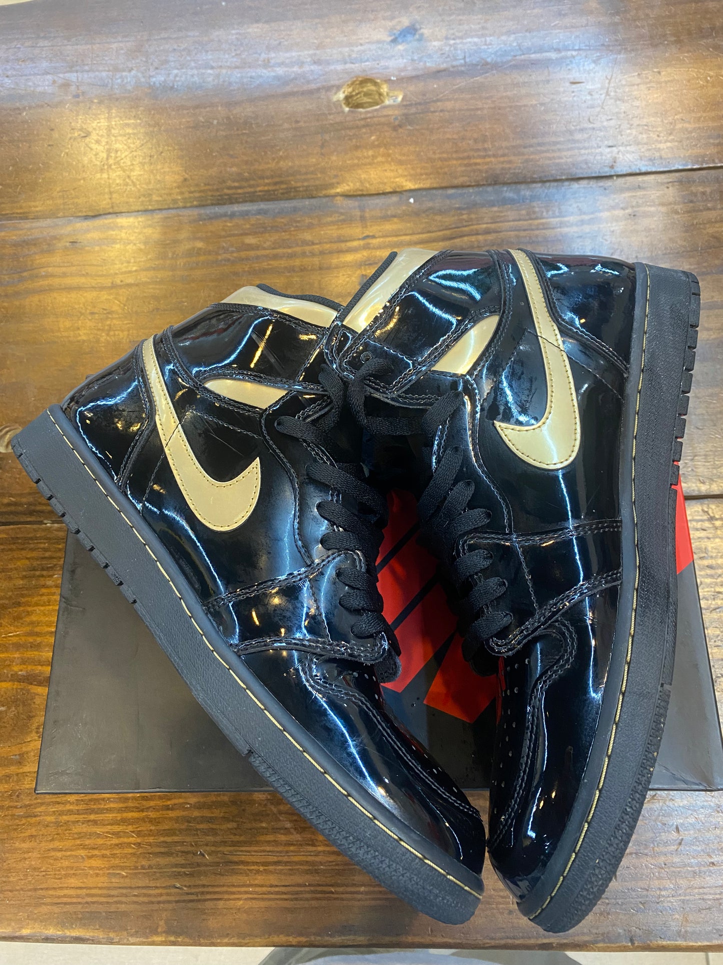 Jordan 1 Retro High OG Black Metallic Gold PRE OWNED