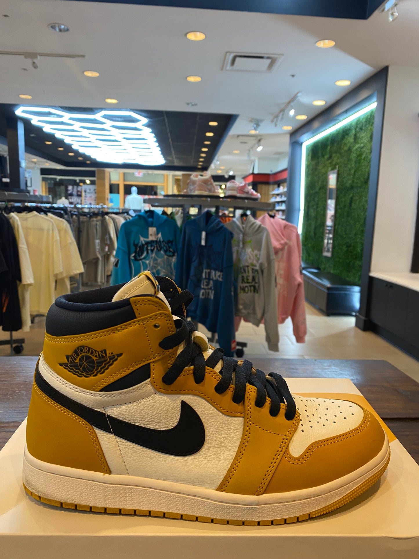 Jordan 1 Retro High OG Yellow Ochre PRE OWNED