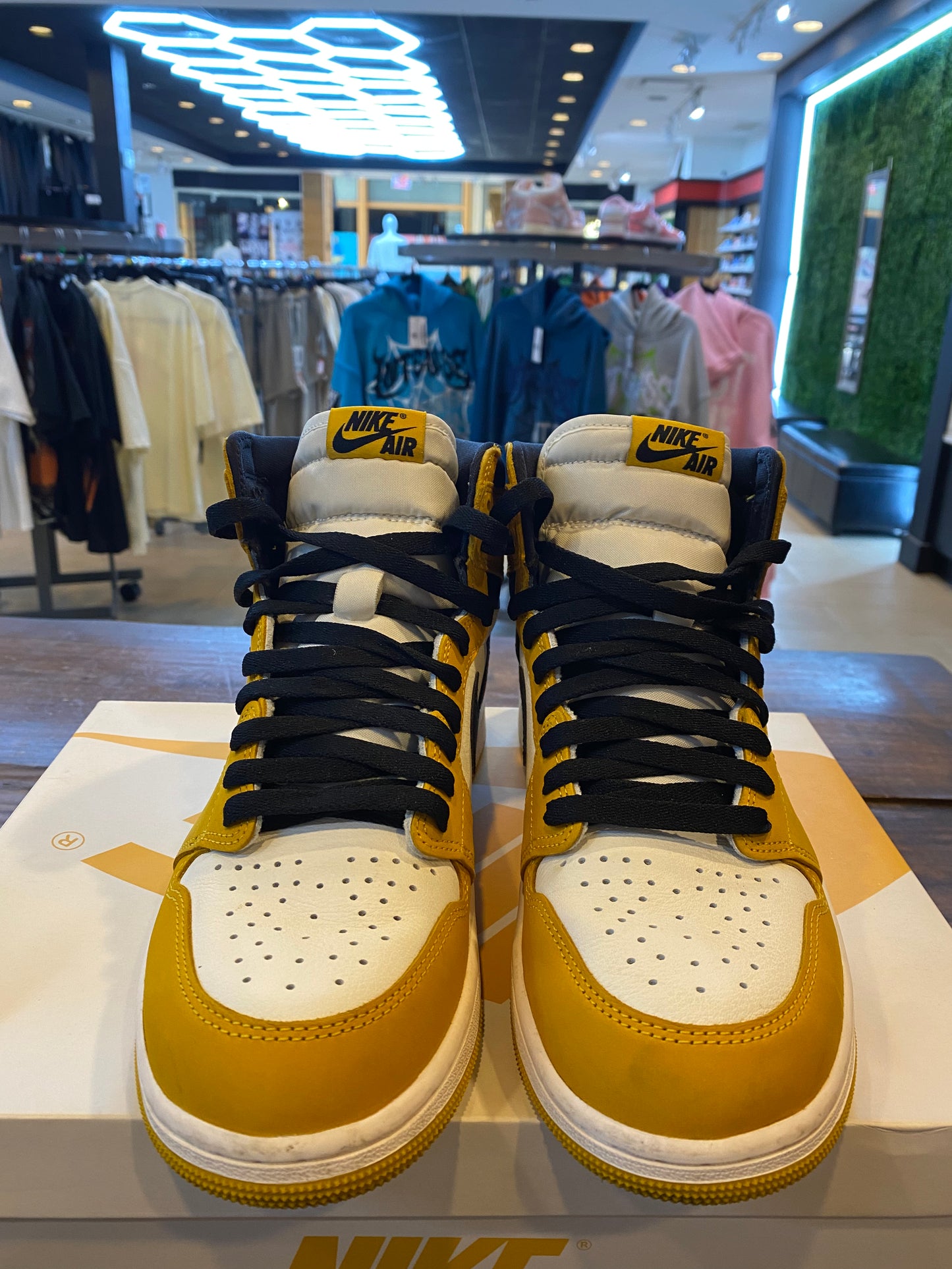Jordan 1 Retro High OG Yellow Ochre PRE OWNED