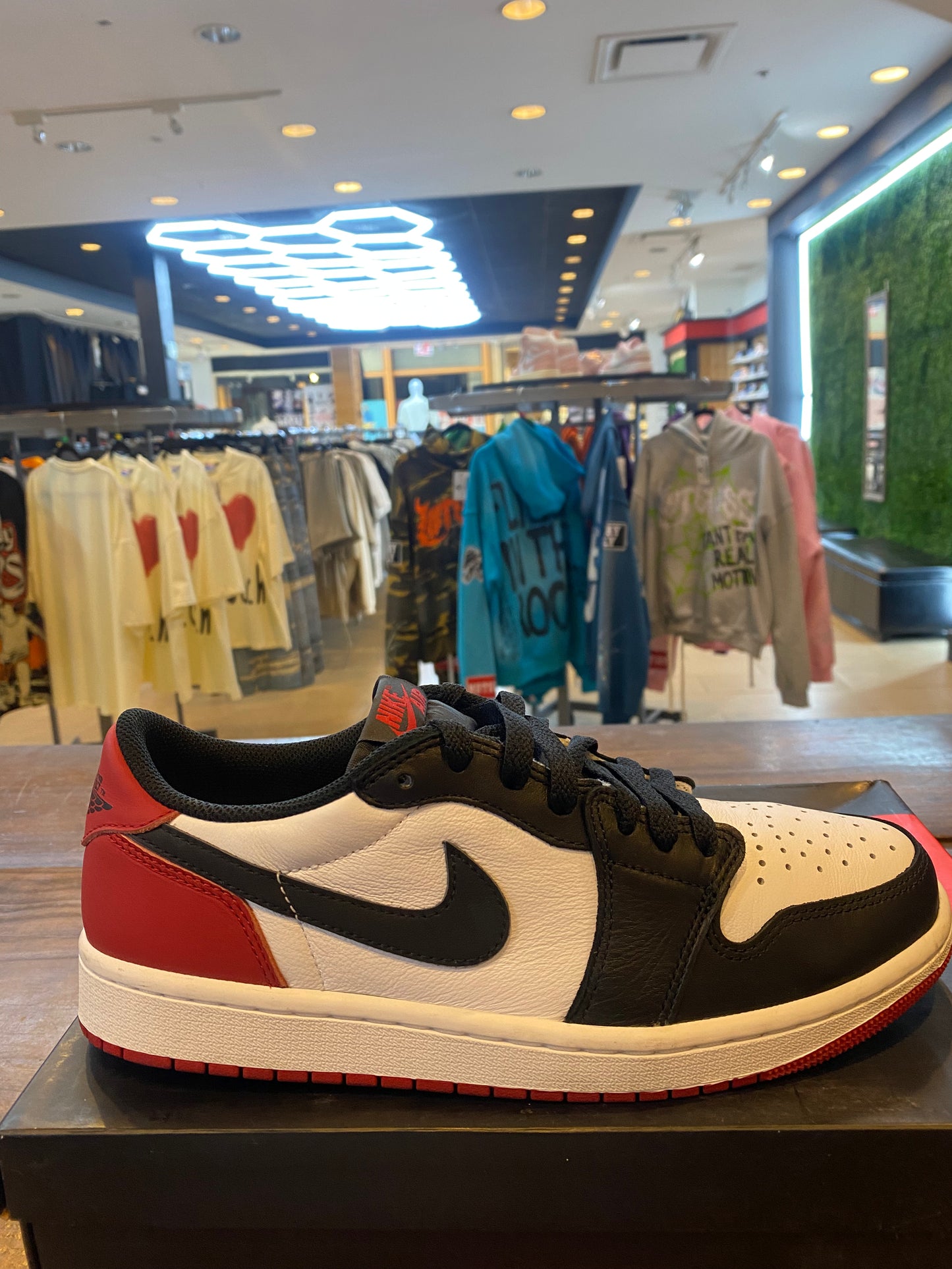Jordan 1 Retro Low OG Black Toe PRE OWNED