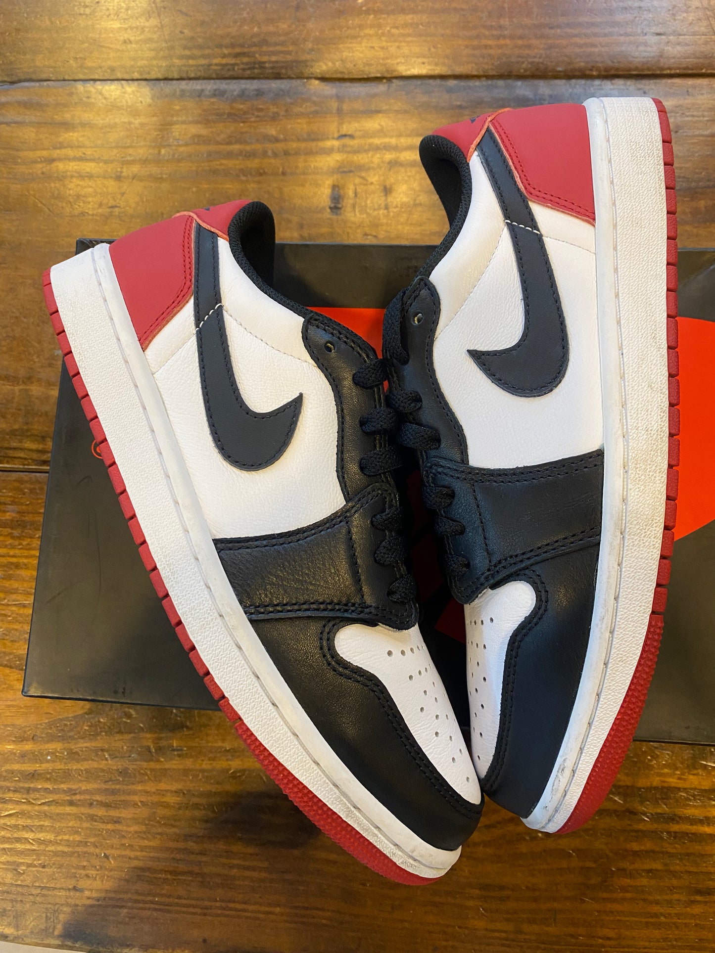 Jordan 1 Retro Low OG Black Toe PRE OWNED