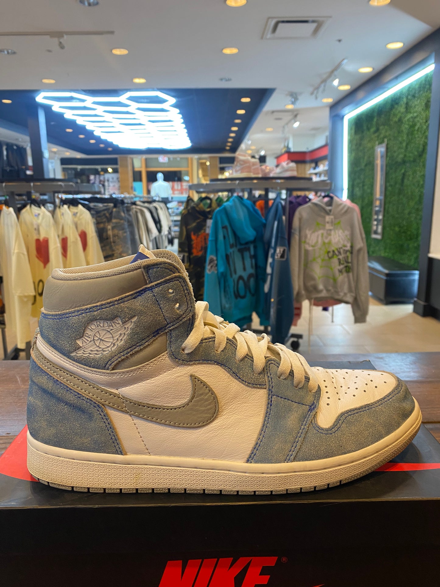 Jordan 1 Retro High OG Hyper Royal PRE OWNED