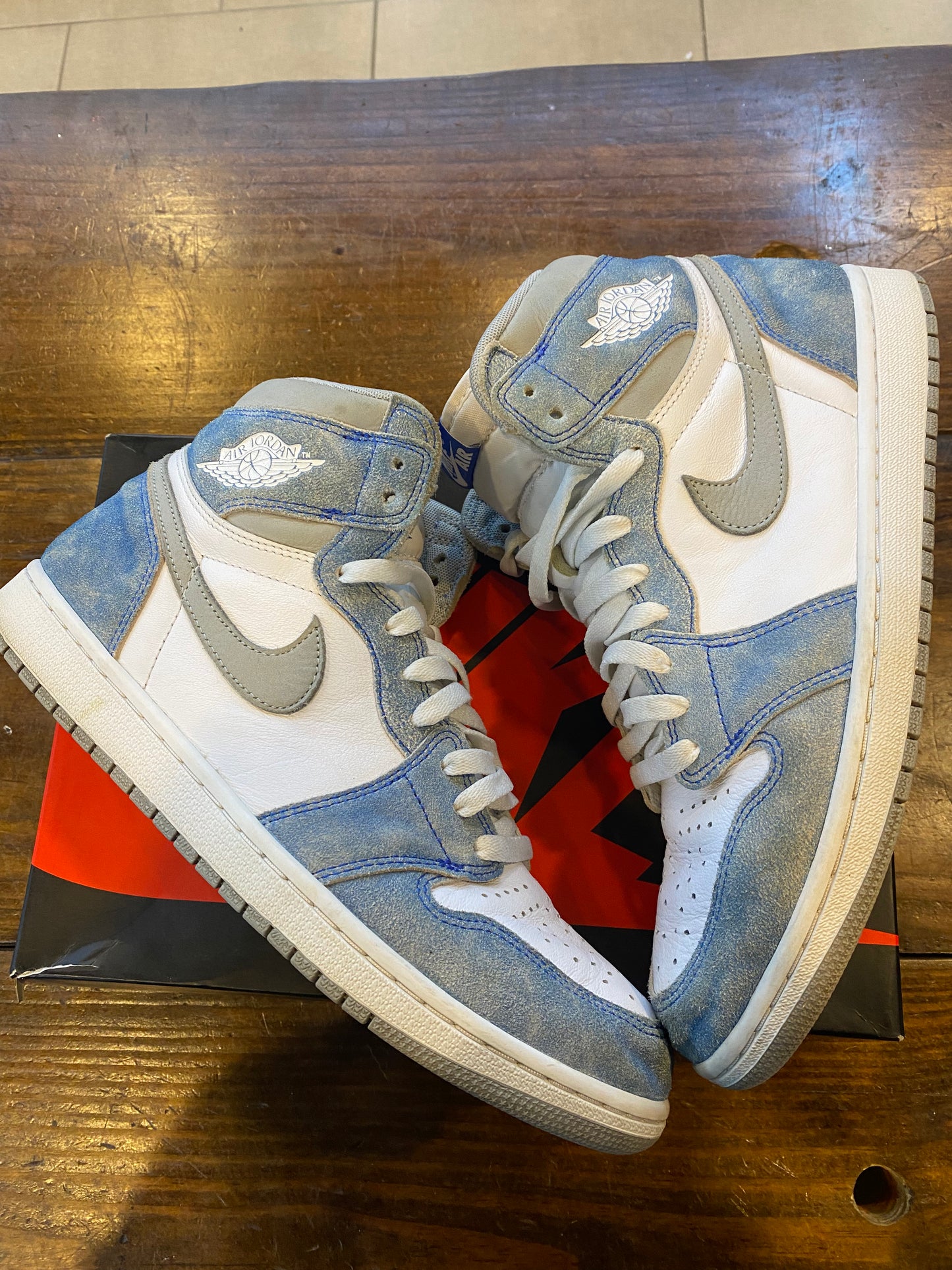 Jordan 1 Retro High OG Hyper Royal PRE OWNED
