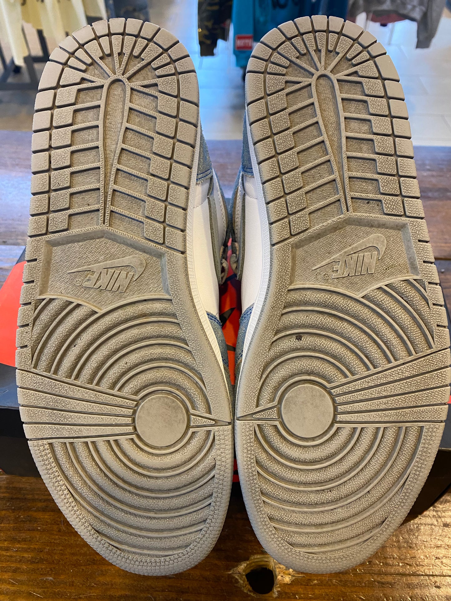 Jordan 1 Retro High OG Hyper Royal PRE OWNED