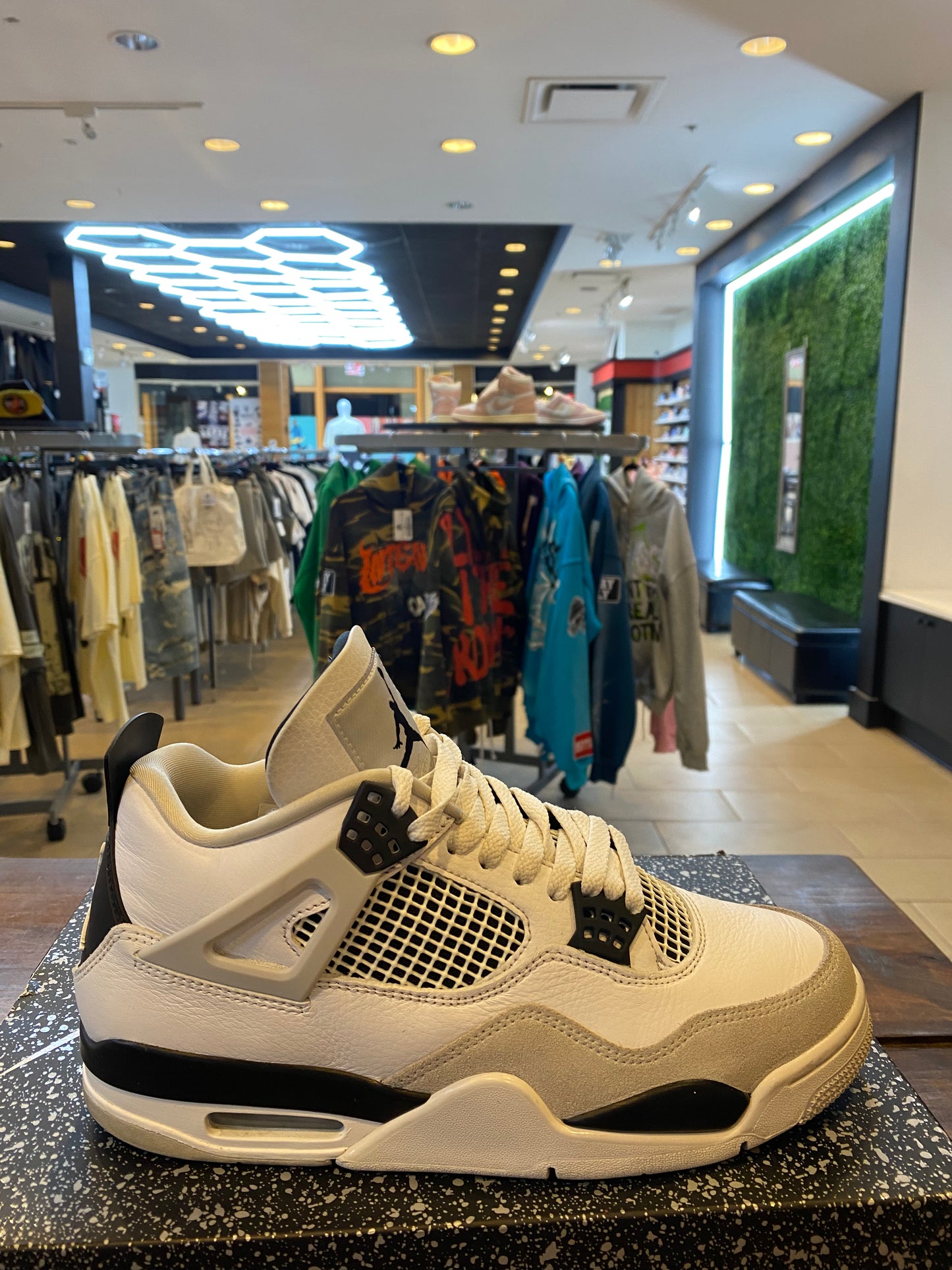 Jordan 4 Retro Military Black PRE OWNED