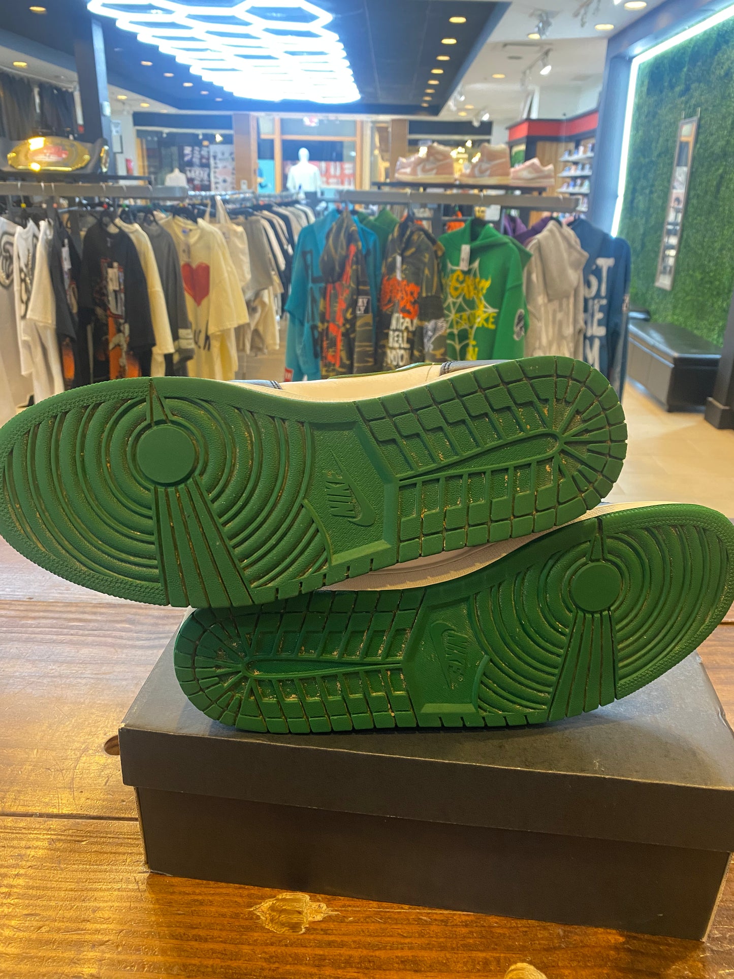 Jordan 1 Mid Pine Green PRE OWNED