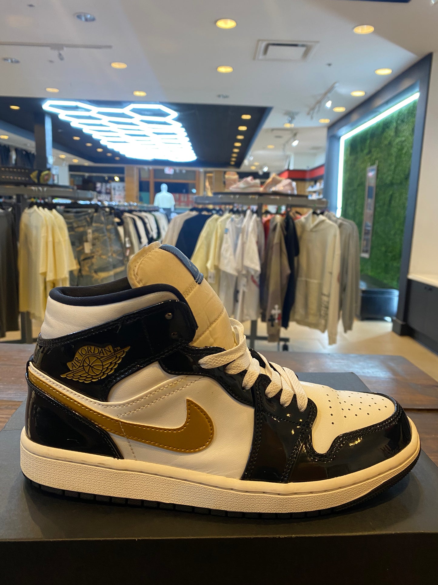 Jordan 1 Mid Patent SE Black Gold PRE OWNED