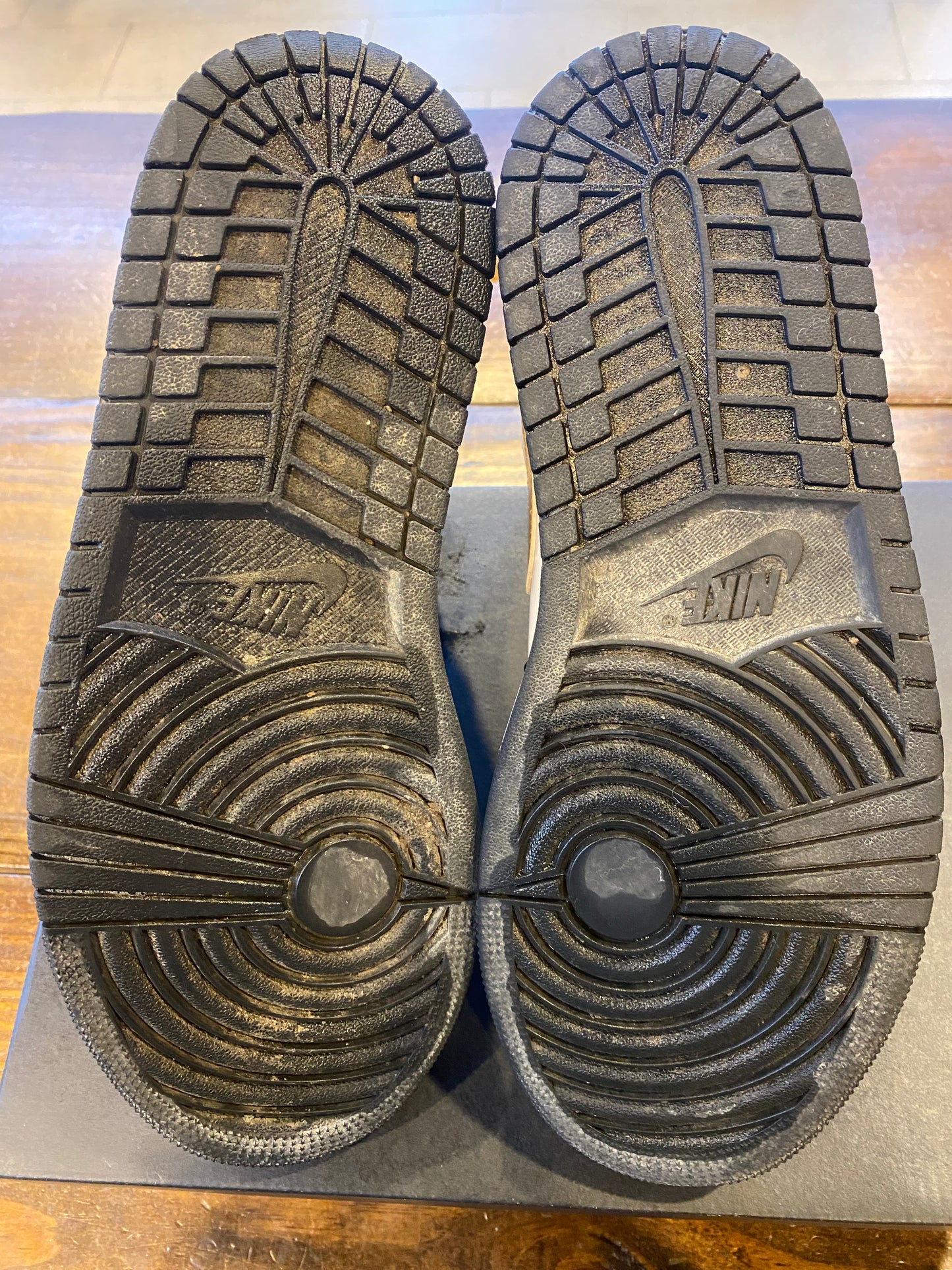 Jordan 1 Mid Patent SE Black Gold PRE OWNED