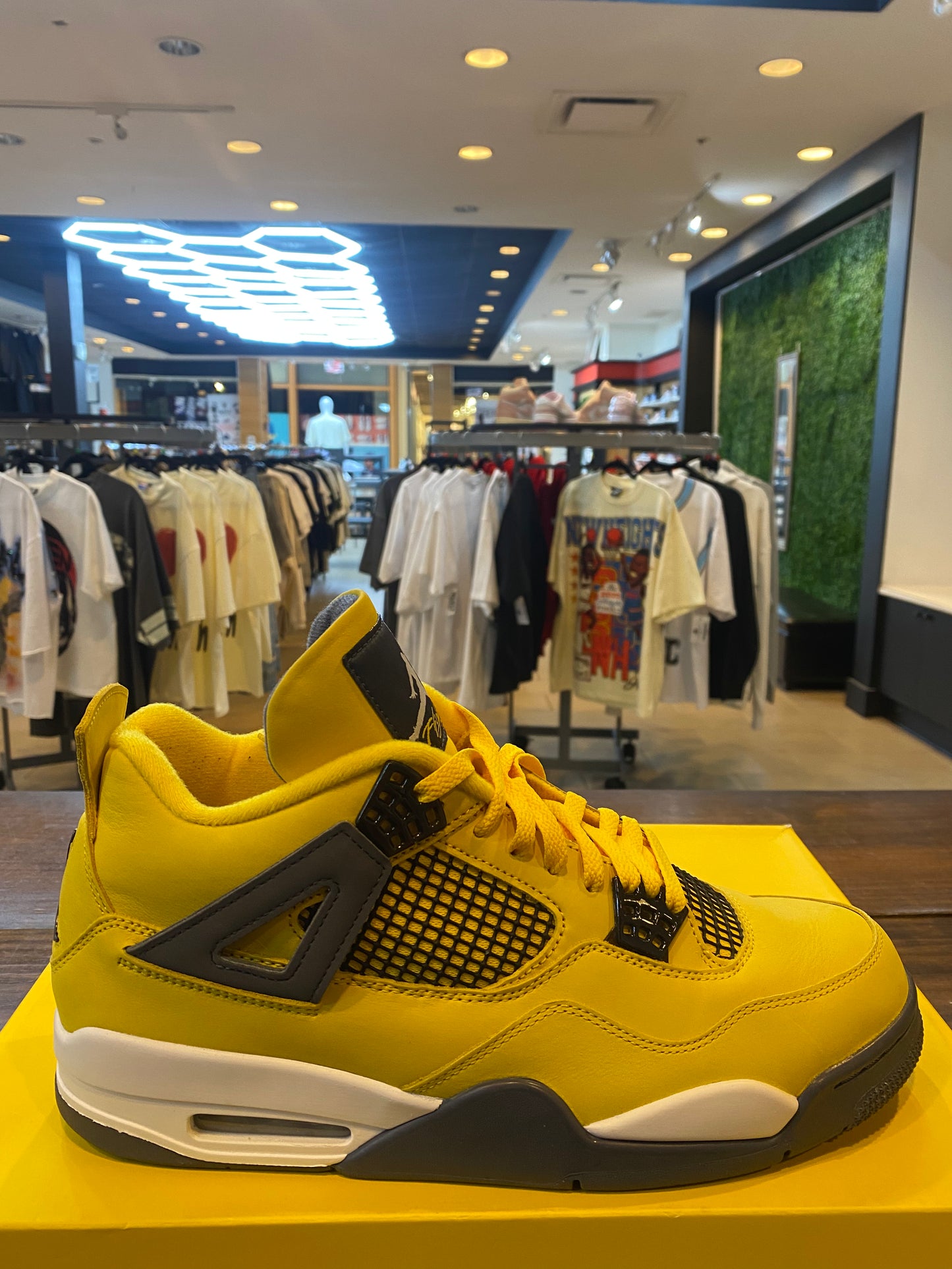 Jordan 4 Retro Lightning 2021 PRE OWNED