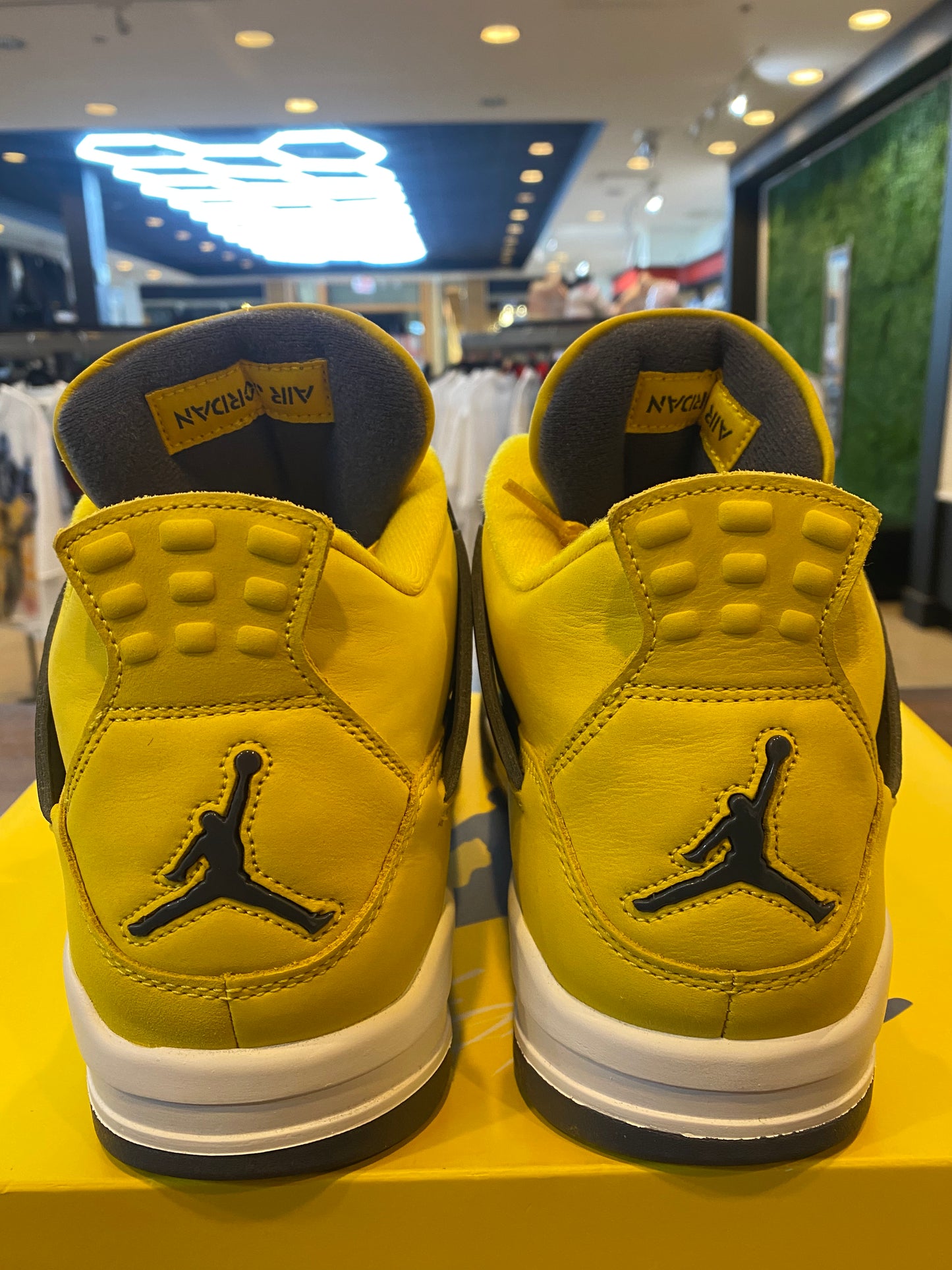 Jordan 4 Retro Lightning 2021 PRE OWNED