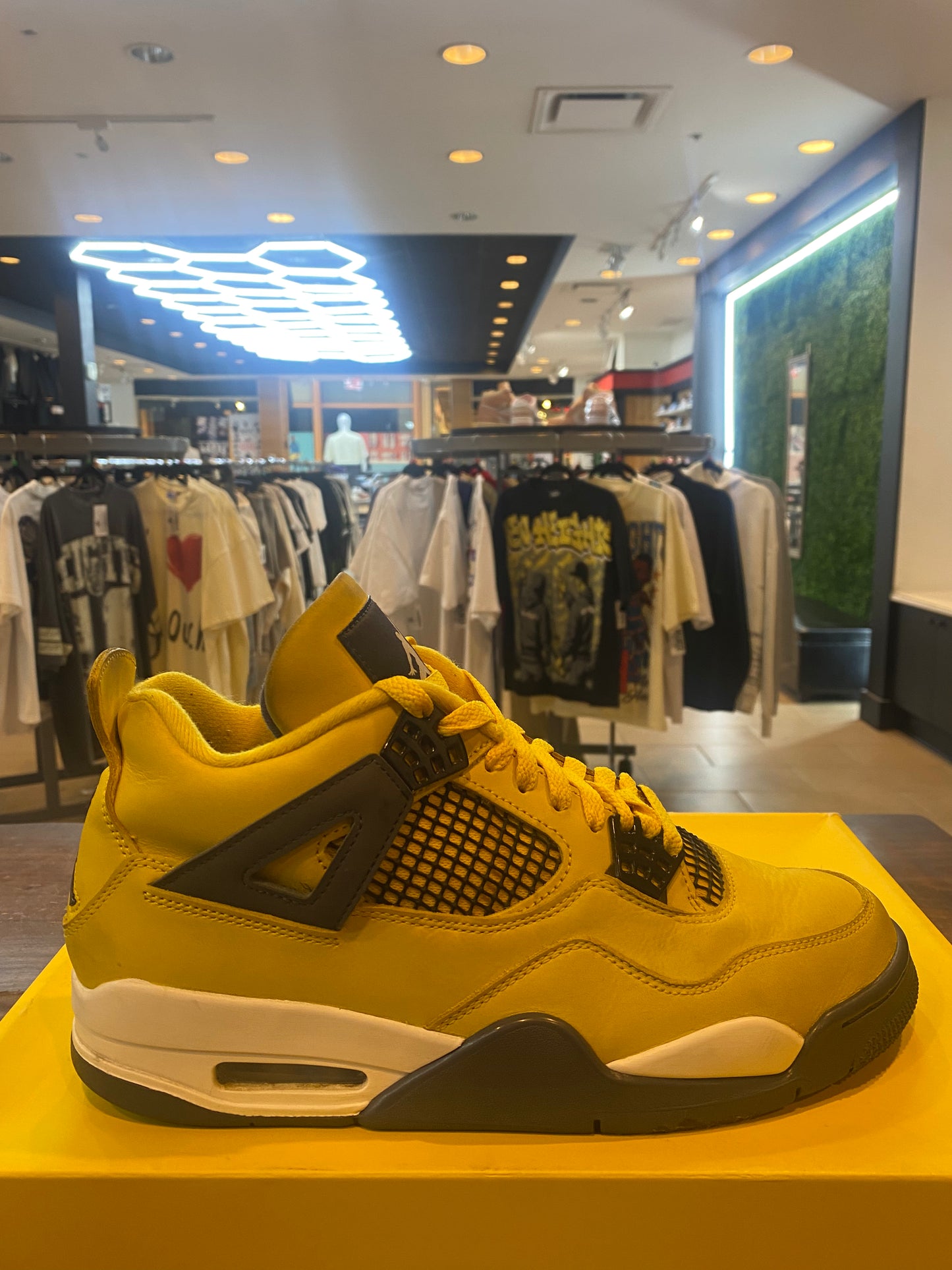 Jordan 4 Retro Lightning 2021 PRE OWNED