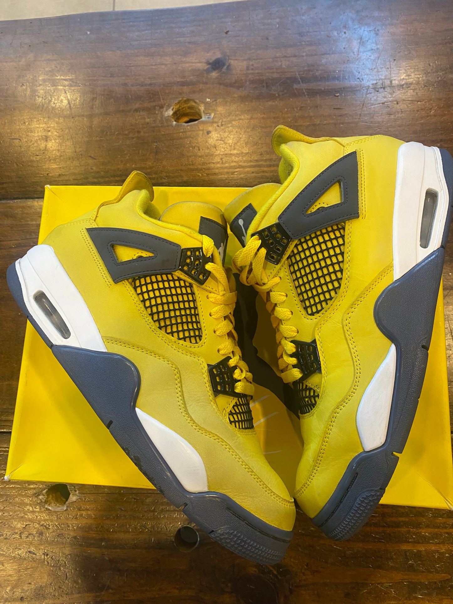 Jordan 4 Retro Lightning 2021 PRE OWNED