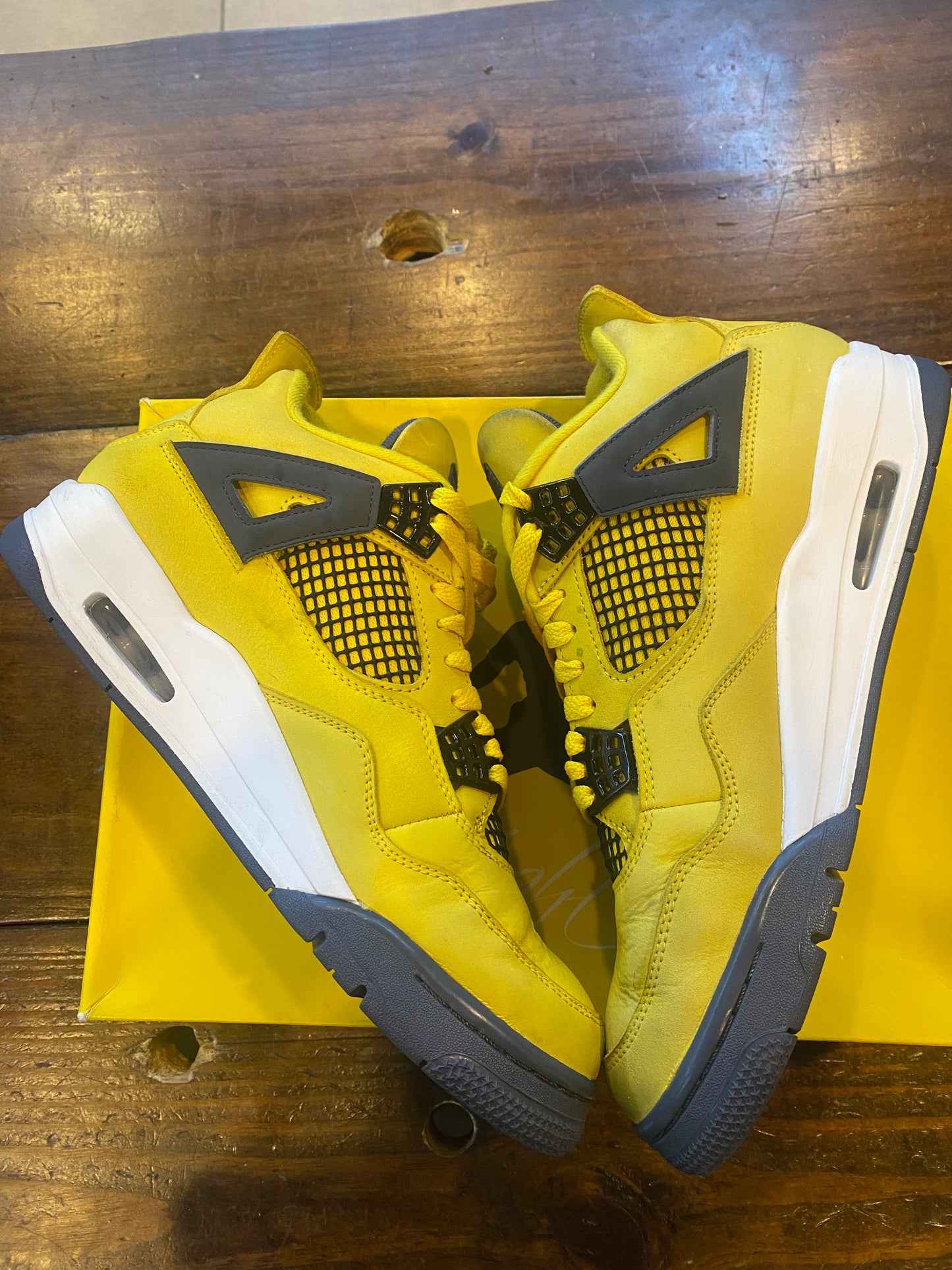 Jordan 4 Retro Lightning 2021 PRE OWNED