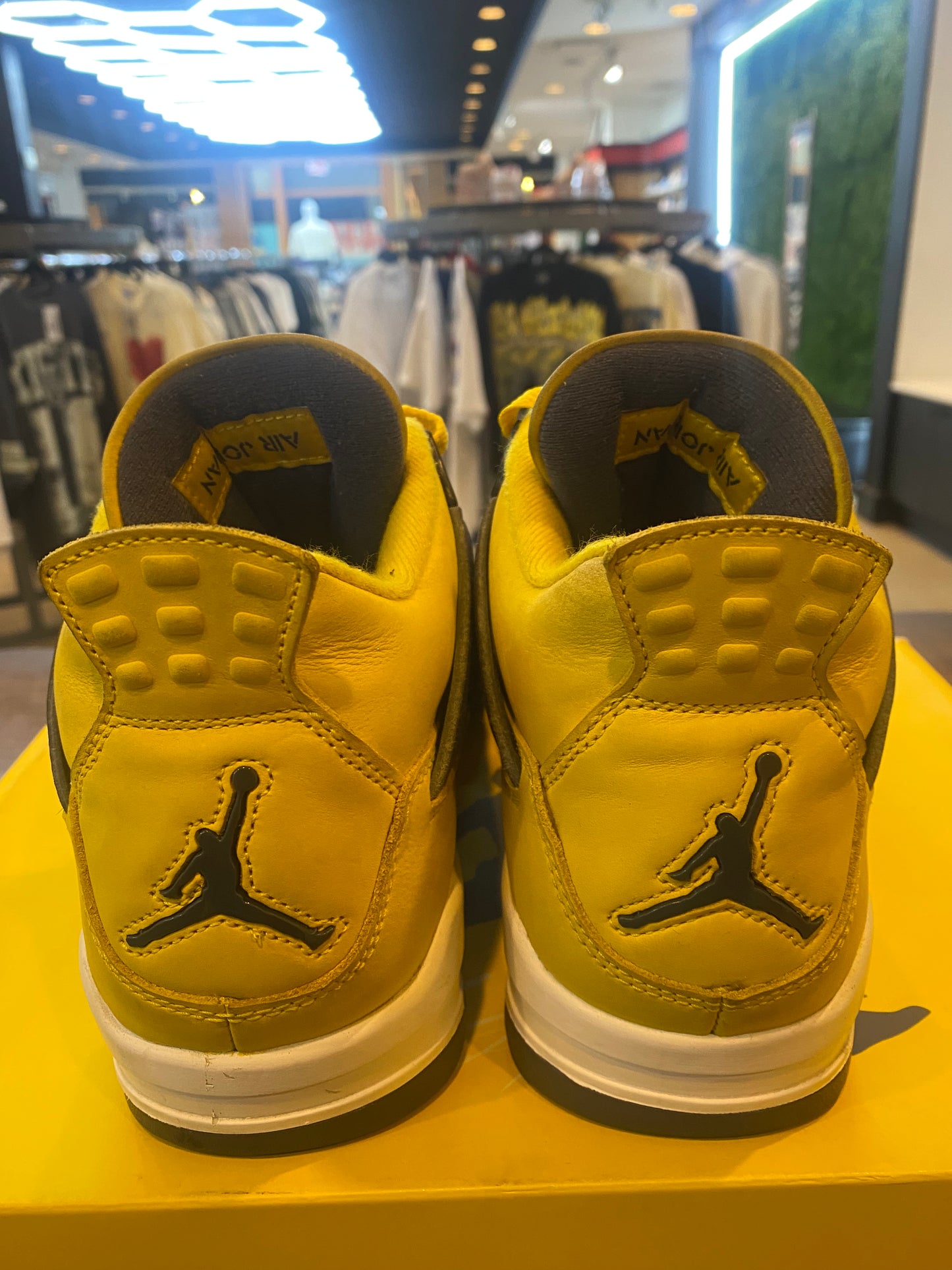 Jordan 4 Retro Lightning 2021 PRE OWNED