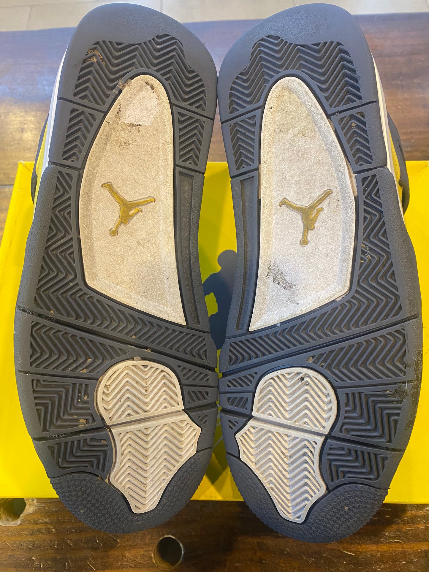 Jordan 4 Retro Lightning 2021 PRE OWNED