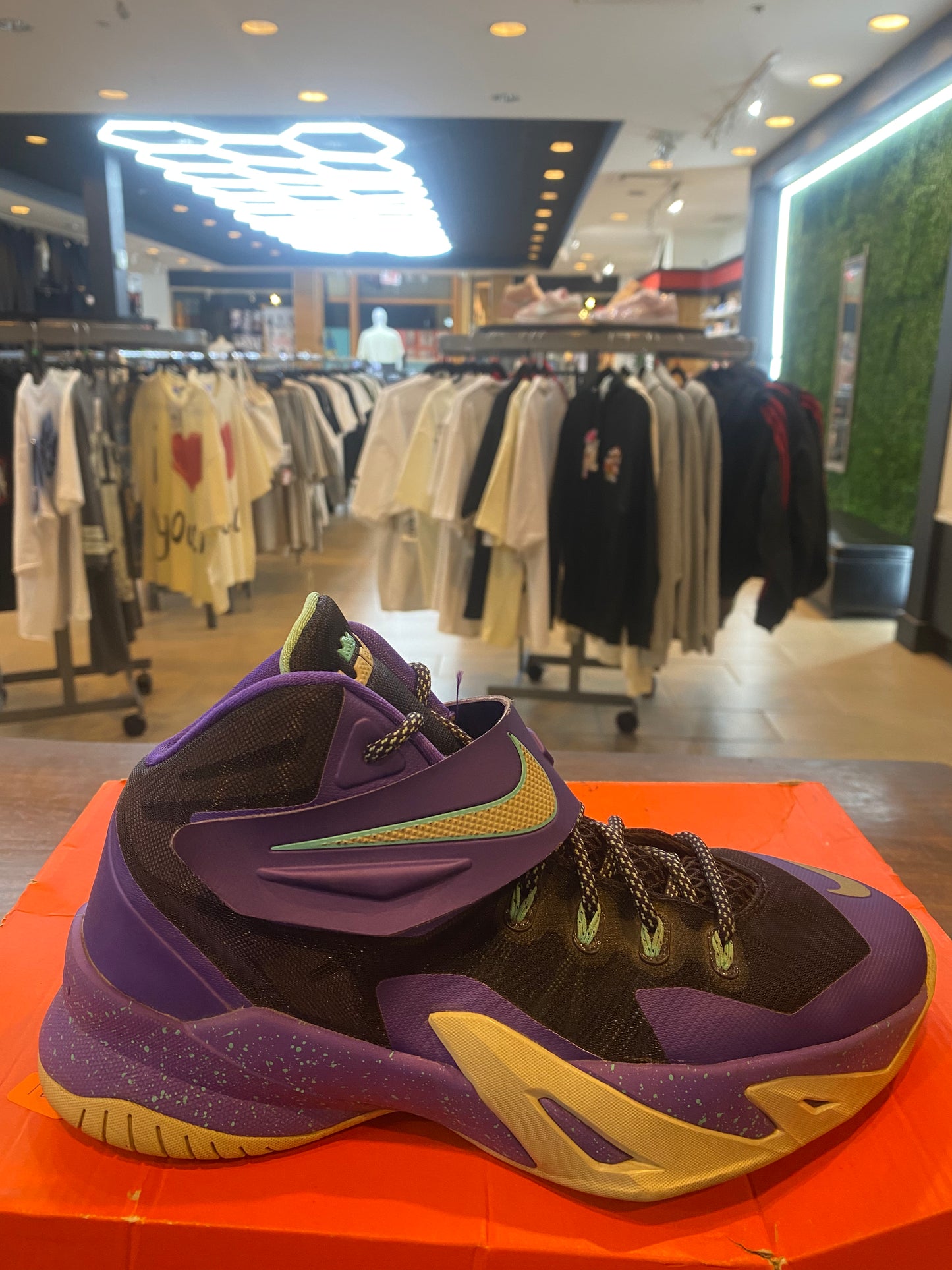 Le Bron Zoom Soldier 8 GS Hyper Grape PRE OWNED