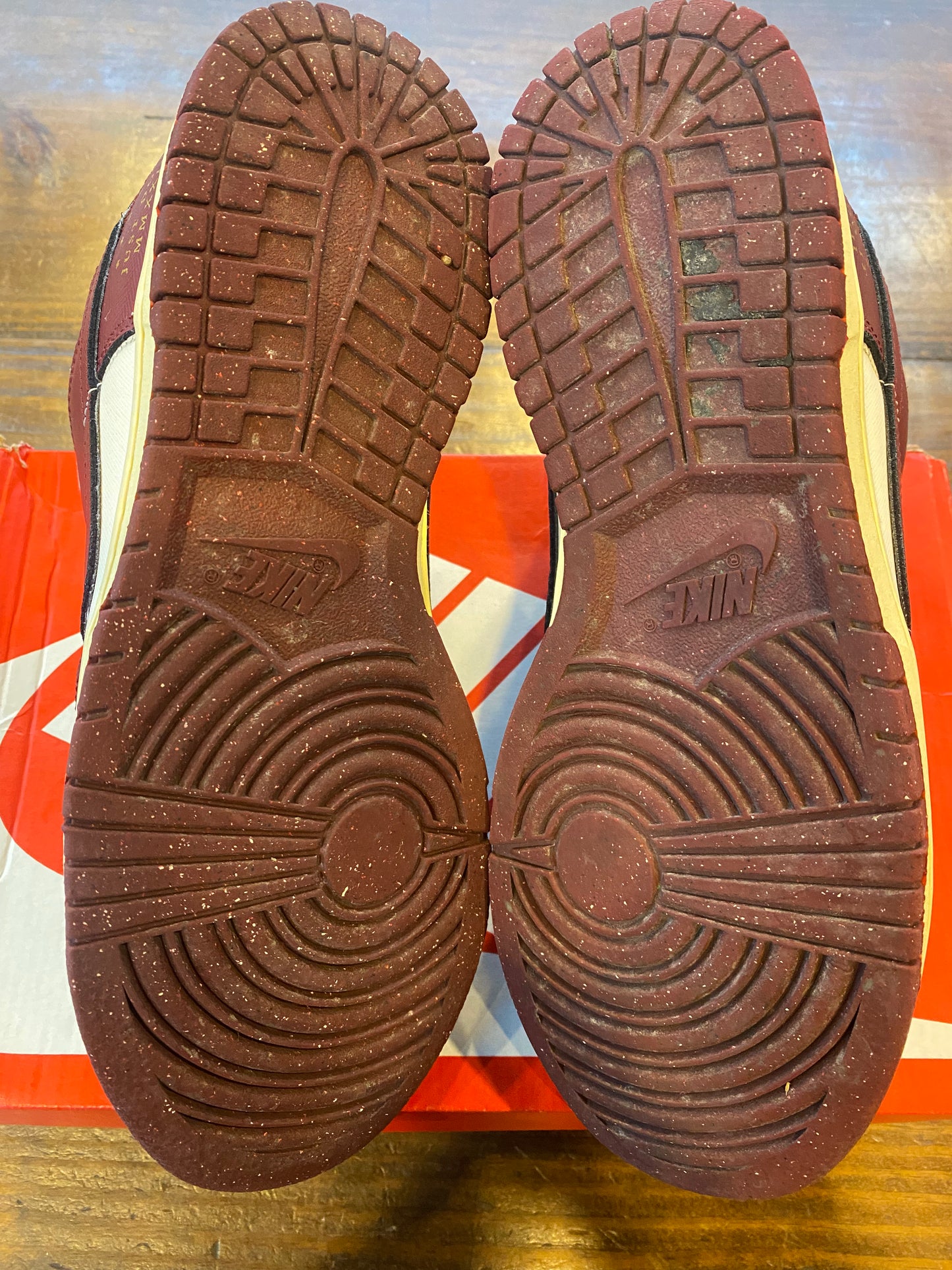 Wmns Dunk Low SE Sisterhood Team Red PRE OWNED