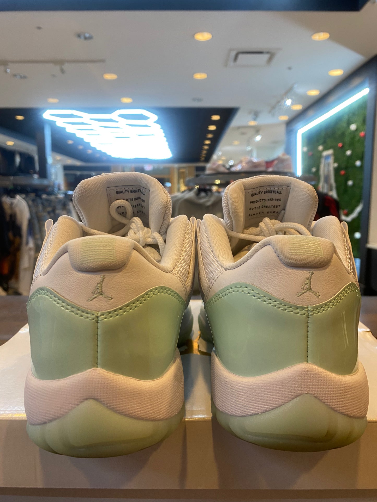 Wmns Jordan 11 Retro Low Igloo PRE OWNED